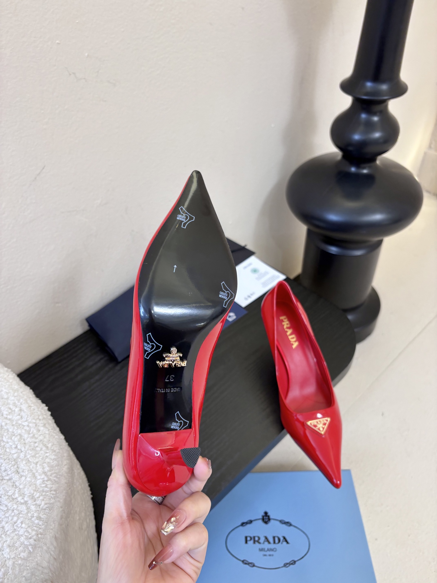 PRAD*25ss 复古三角标尖头小猫跟鞋头处嵌入Prada三角徽标，这是品牌辨识度极高的符号元素，强化