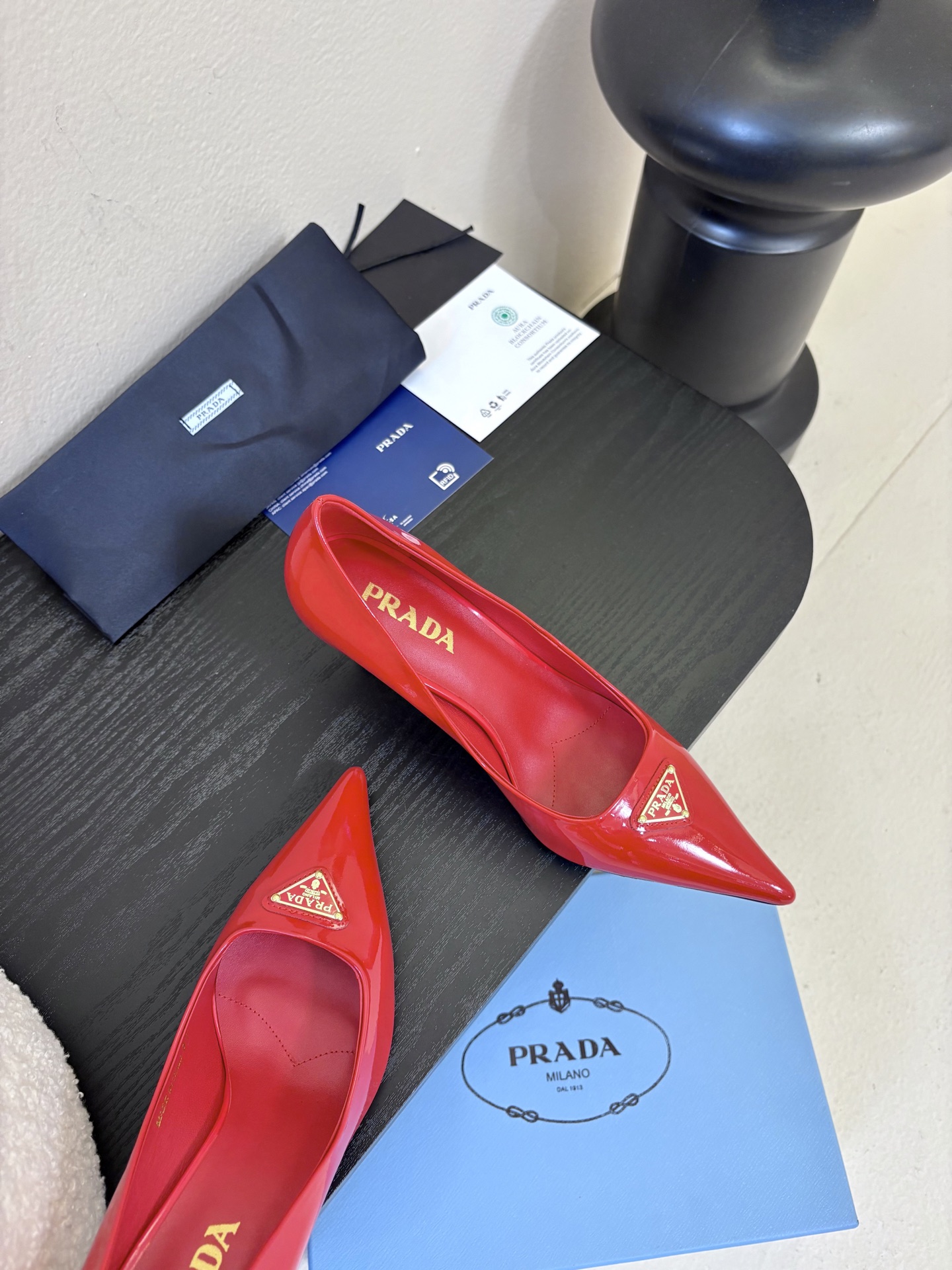 PRAD*25ss 复古三角标尖头小猫跟鞋头处嵌入Prada三角徽标，这是品牌辨识度极高的符号元素，强化