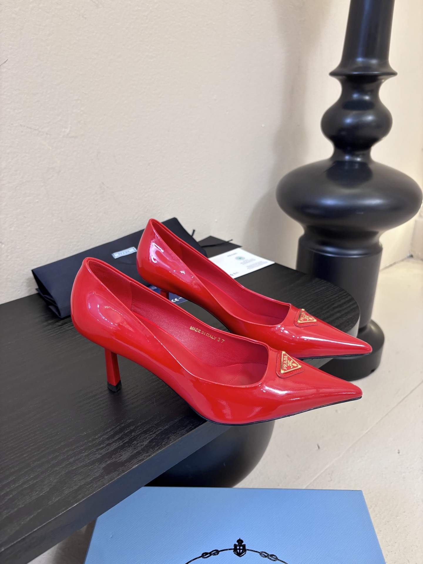 PRAD*25ss 复古三角标尖头小猫跟鞋头处嵌入Prada三角徽标，这是品牌辨识度极高的符号元素，强化