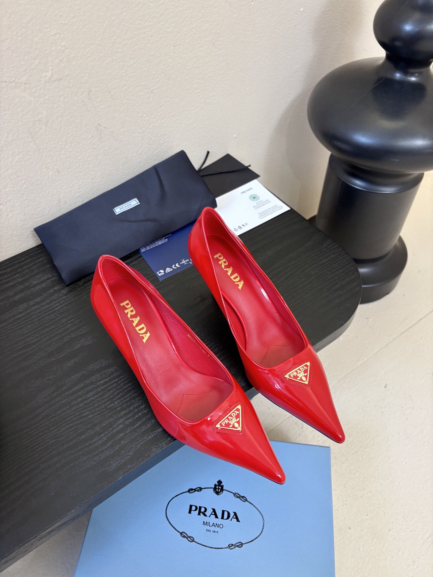 PRAD*25ss 复古三角标尖头小猫跟鞋头处嵌入Prada三角徽标，这是品牌辨识度极高的符号元素，强化