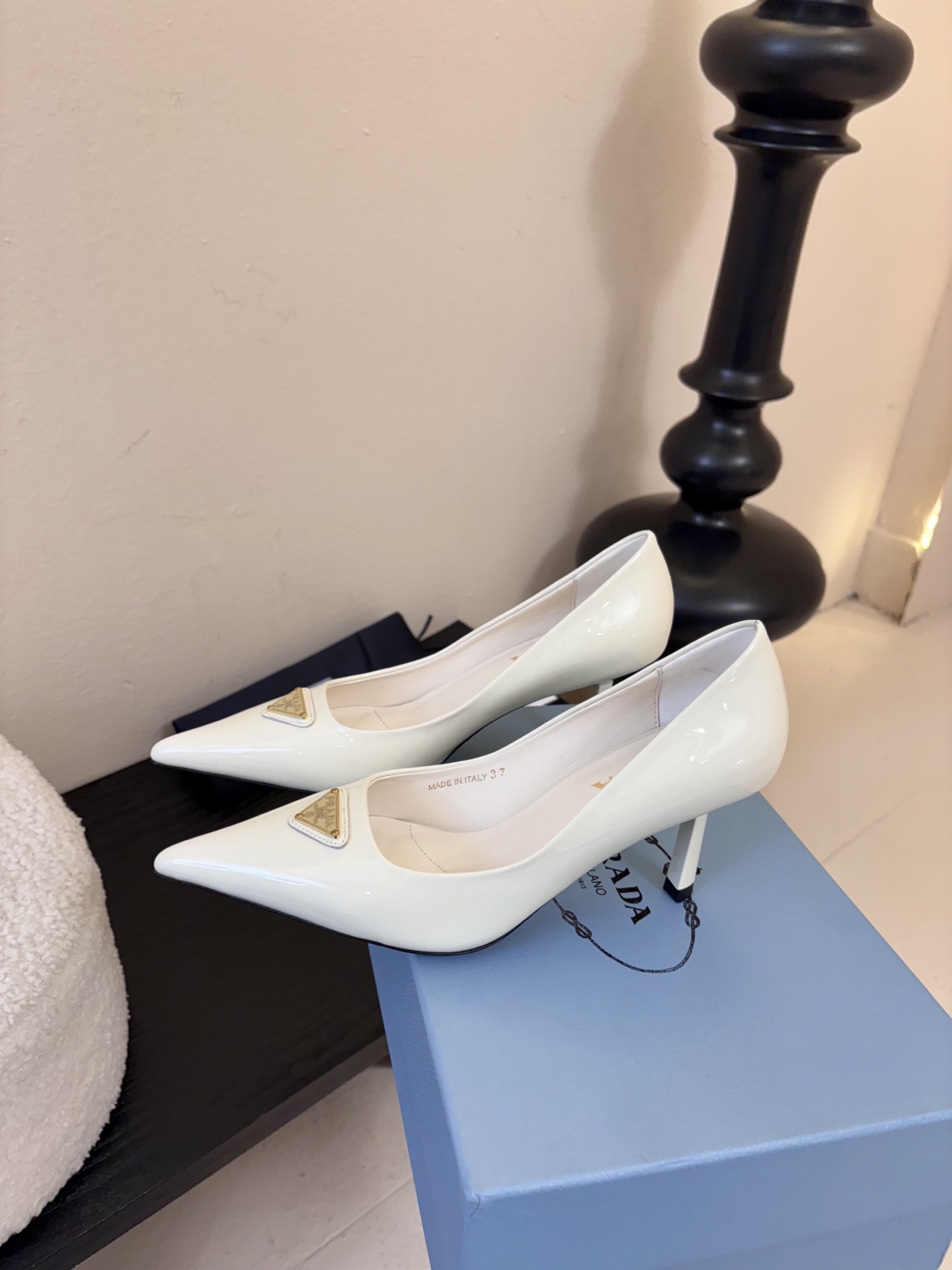 PRAD*25ss 复古三角标尖头小猫跟鞋头处嵌入Prada三角徽标，这是品牌辨识度极高的符号元素，强化