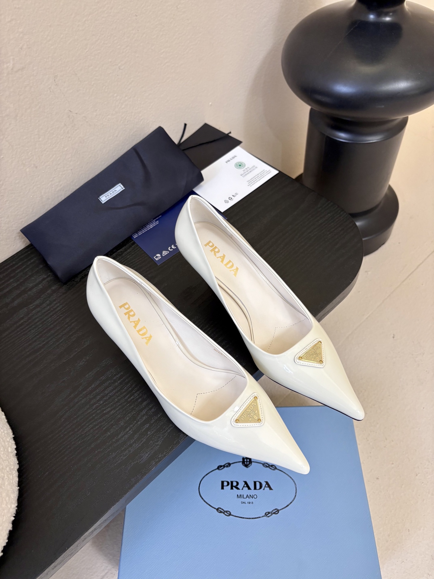 PRAD*25ss 复古三角标尖头小猫跟鞋头处嵌入Prada三角徽标，这是品牌辨识度极高的符号元素，强化