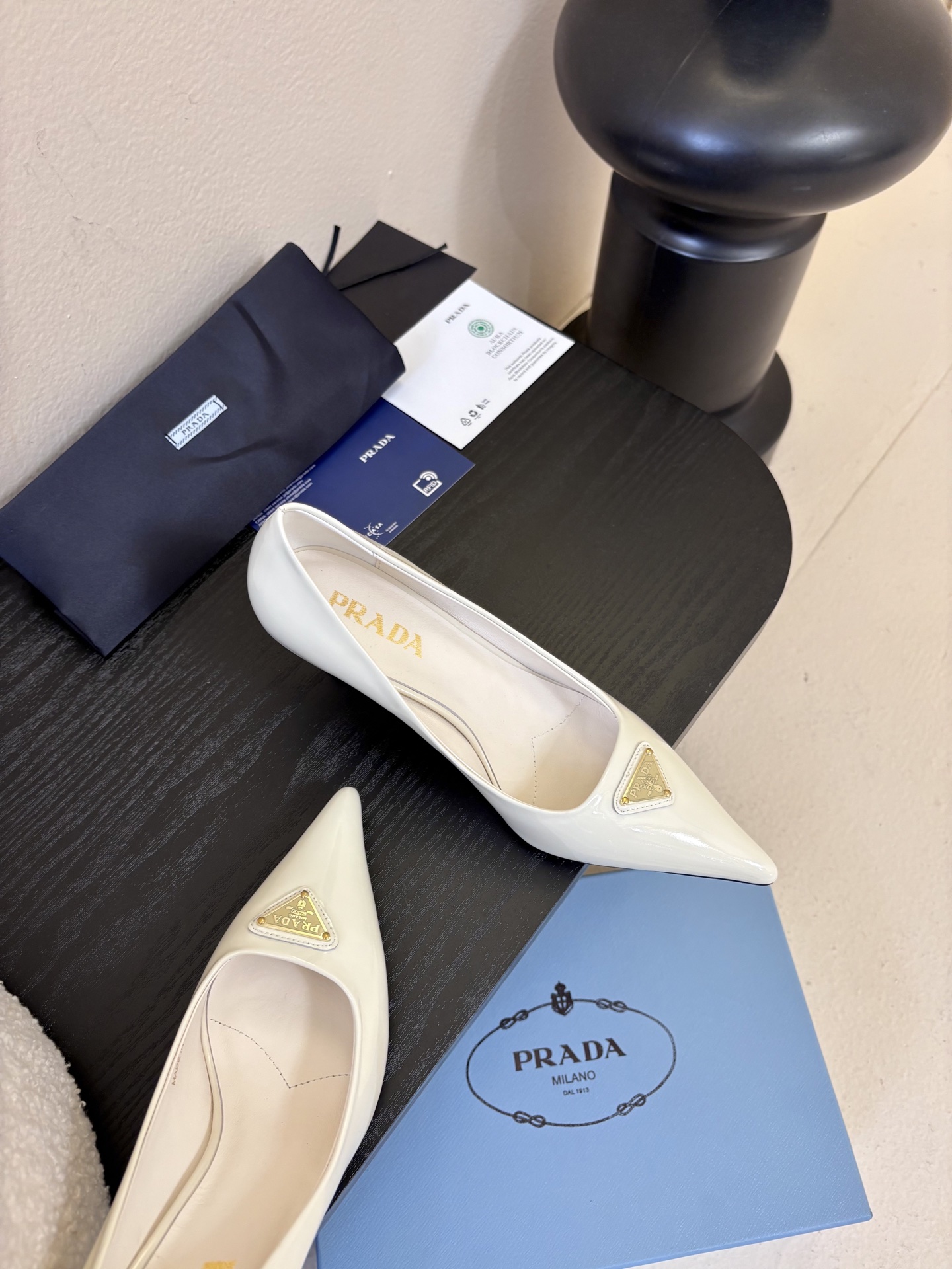 PRAD*25ss 复古三角标尖头小猫跟鞋头处嵌入Prada三角徽标，这是品牌辨识度极高的符号元素，强化