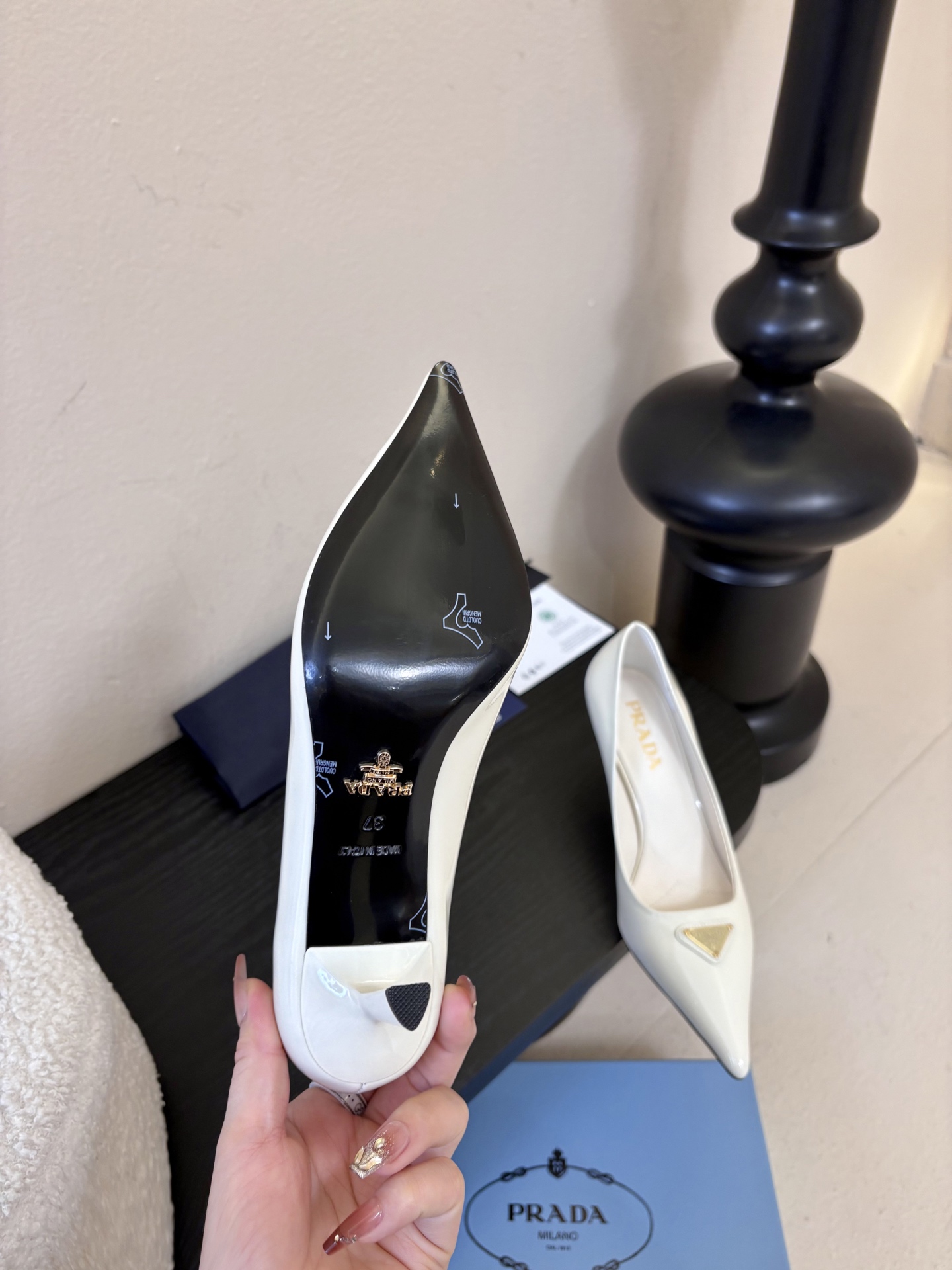 PRAD*25ss 复古三角标尖头小猫跟鞋头处嵌入Prada三角徽标，这是品牌辨识度极高的符号元素，强化