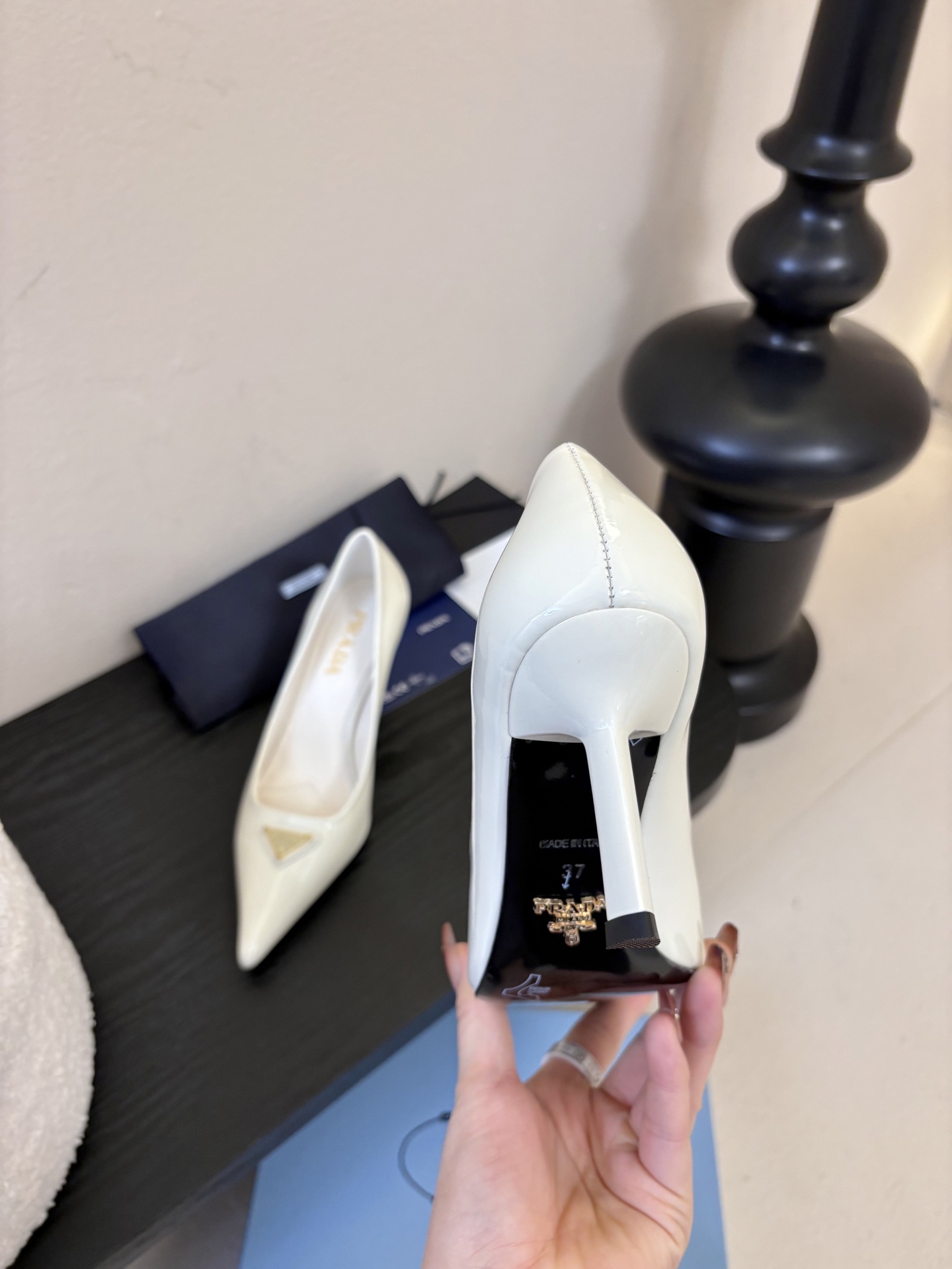 PRAD*25ss 复古三角标尖头小猫跟鞋头处嵌入Prada三角徽标，这是品牌辨识度极高的符号元素，强化