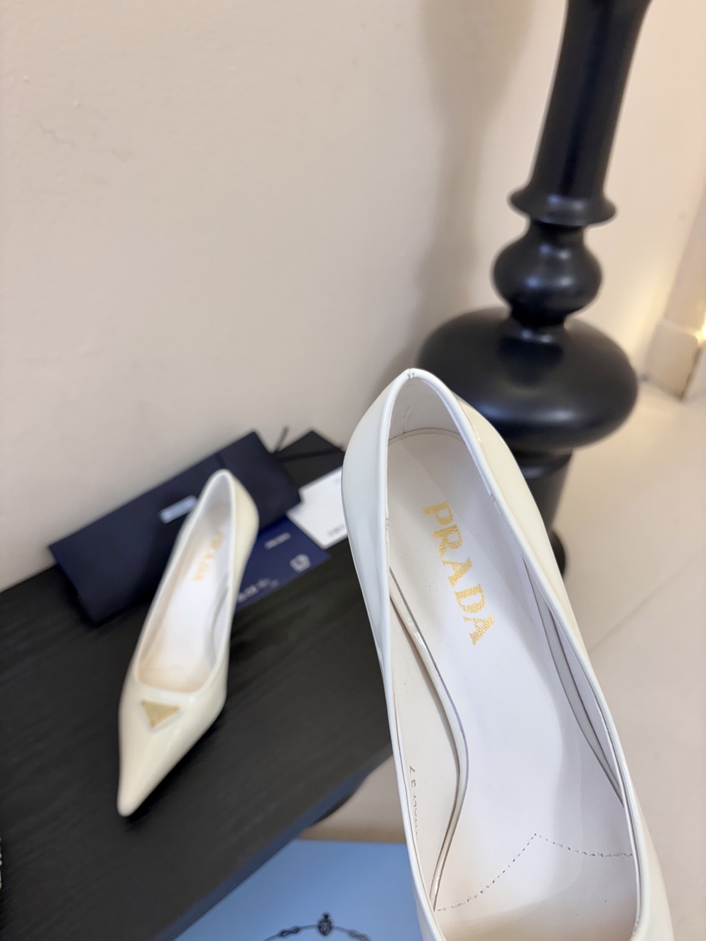 PRAD*25ss 复古三角标尖头小猫跟鞋头处嵌入Prada三角徽标，这是品牌辨识度极高的符号元素，强化