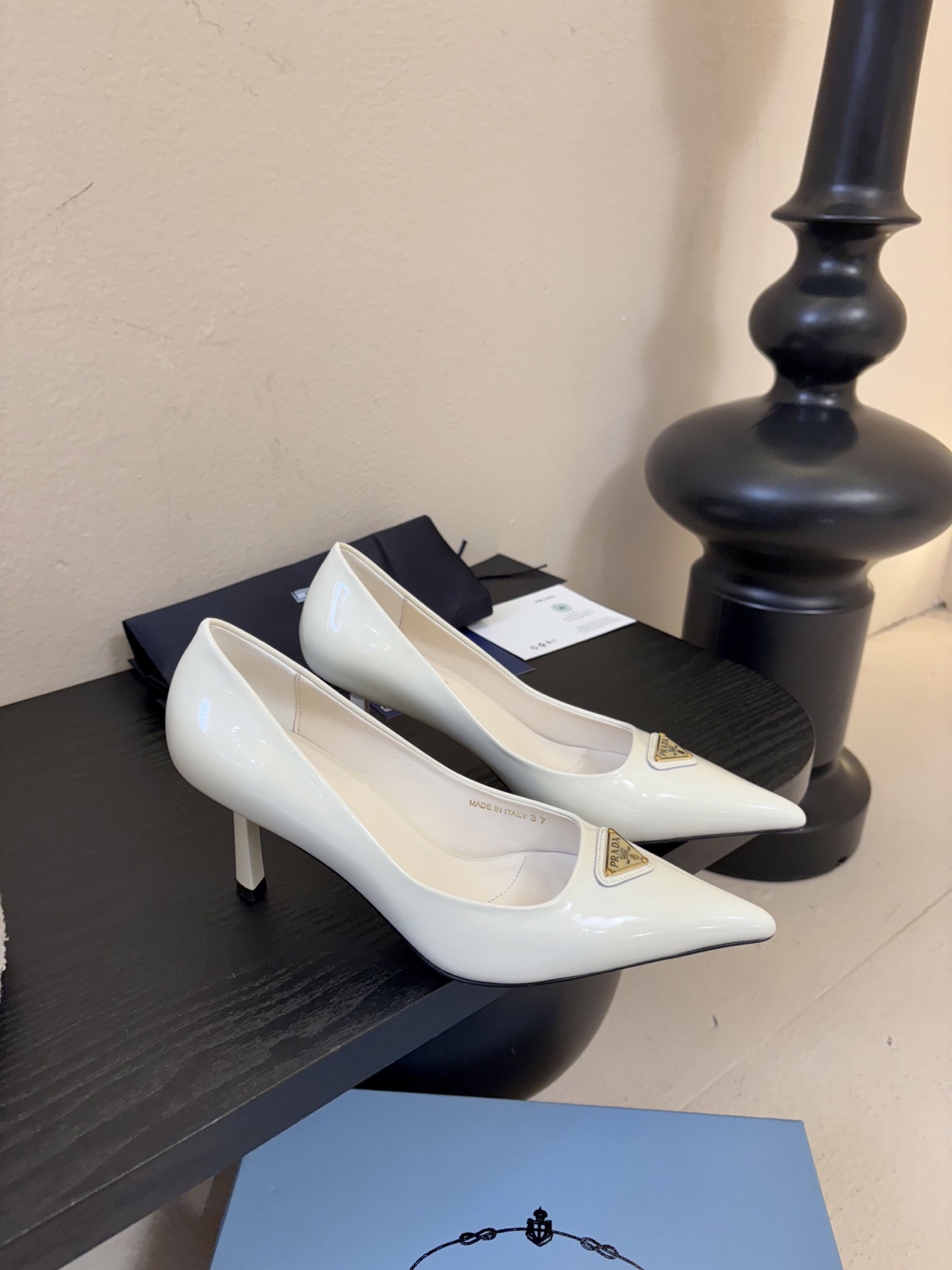 PRAD*25ss 复古三角标尖头小猫跟鞋头处嵌入Prada三角徽标，这是品牌辨识度极高的符号元素，强化