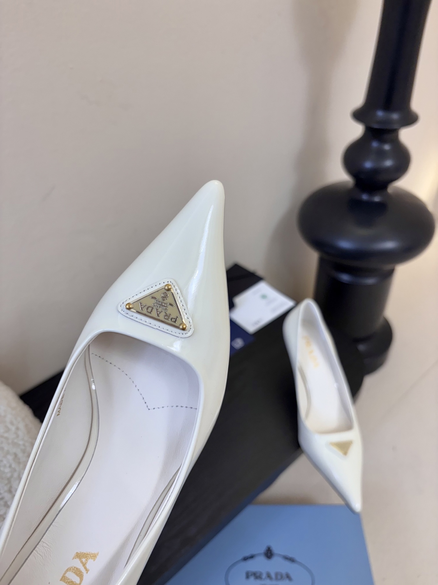 PRAD*25ss 复古三角标尖头小猫跟鞋头处嵌入Prada三角徽标，这是品牌辨识度极高的符号元素，强化