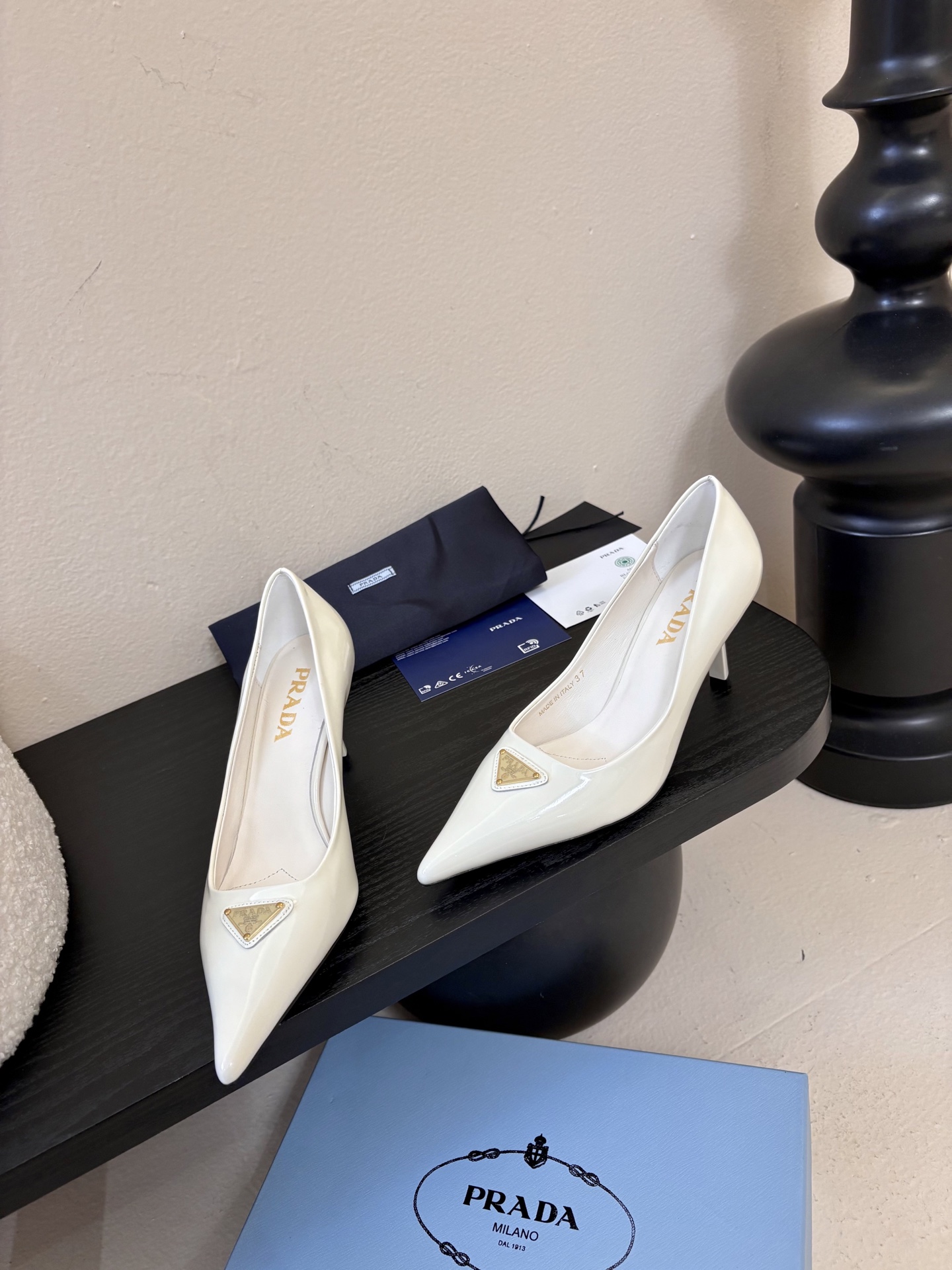 PRAD*25ss 复古三角标尖头小猫跟鞋头处嵌入Prada三角徽标，这是品牌辨识度极高的符号元素，强化