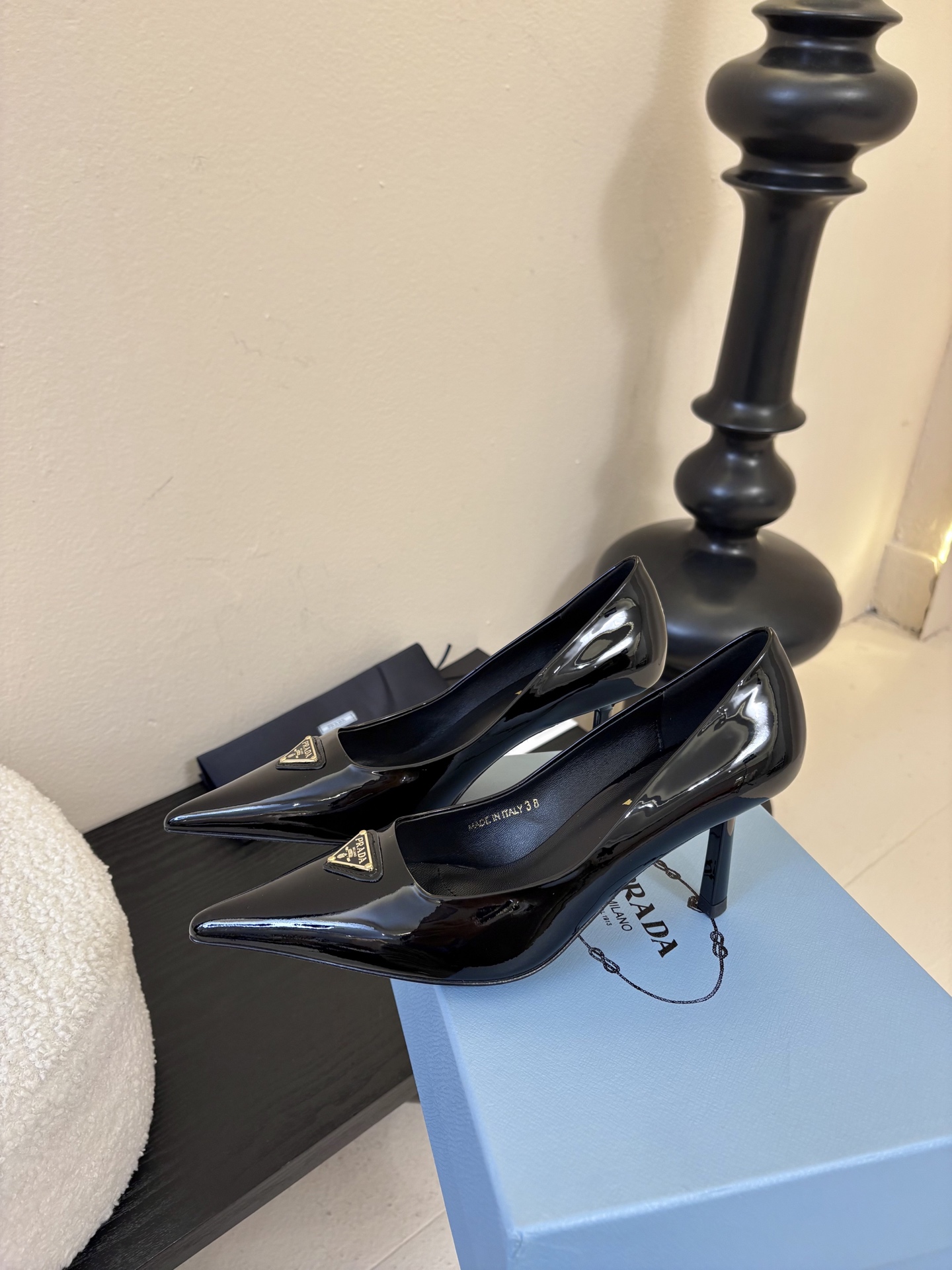 PRAD*25ss 复古三角标尖头小猫跟鞋头处嵌入Prada三角徽标，这是品牌辨识度极高的符号元素，强化