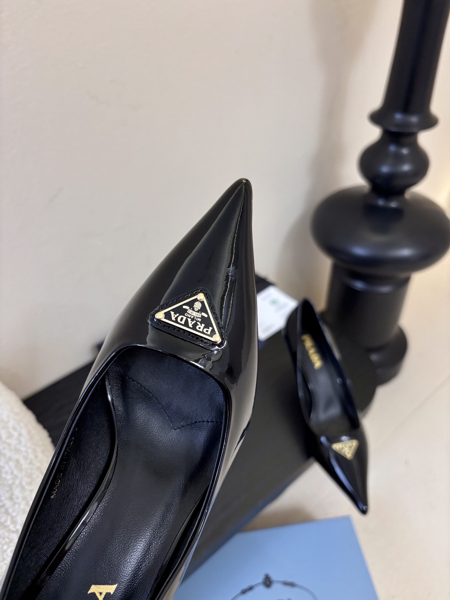 PRAD*25ss 复古三角标尖头小猫跟鞋头处嵌入Prada三角徽标，这是品牌辨识度极高的符号元素，强化