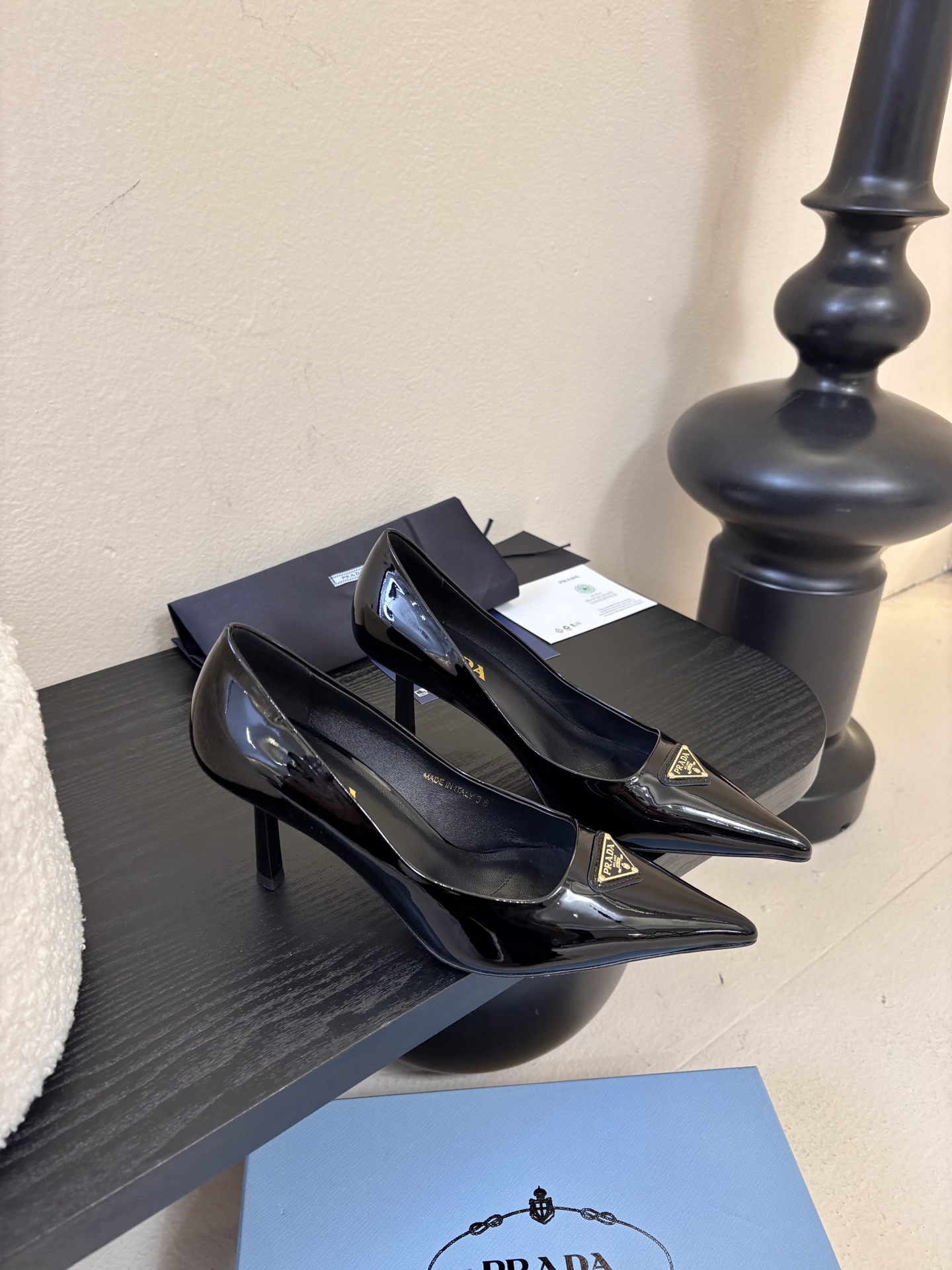 PRAD*25ss 复古三角标尖头小猫跟鞋头处嵌入Prada三角徽标，这是品牌辨识度极高的符号元素，强化