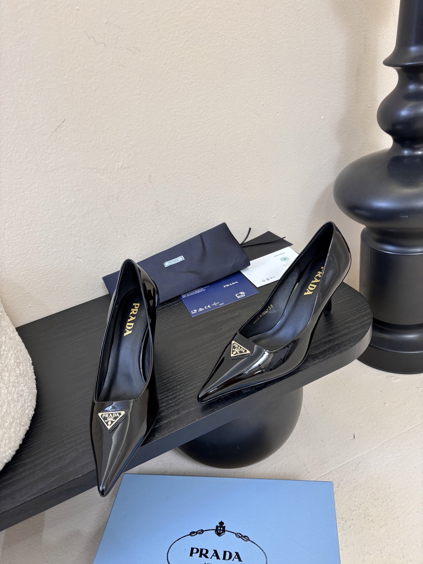 PRAD*25ss 复古三角标尖头小猫跟鞋头处嵌入Prada三角徽标，这是品牌辨识度极高的符号元素，强化