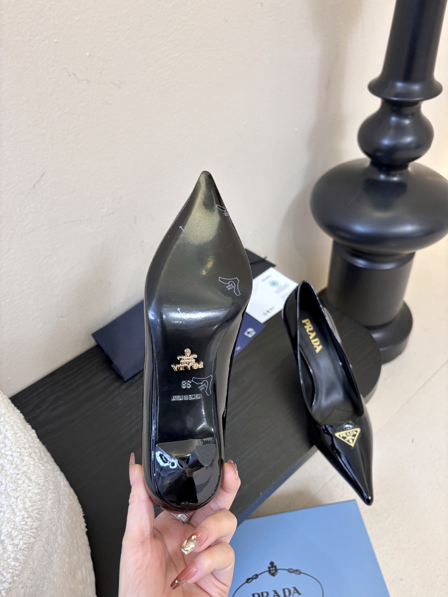 PRAD*25ss 复古三角标尖头小猫跟鞋头处嵌入Prada三角徽标，这是品牌辨识度极高的符号元素，强化