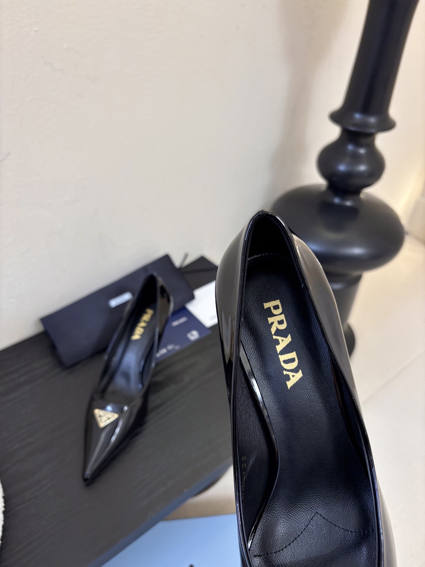 PRAD*25ss 复古三角标尖头小猫跟鞋头处嵌入Prada三角徽标，这是品牌辨识度极高的符号元素，强化