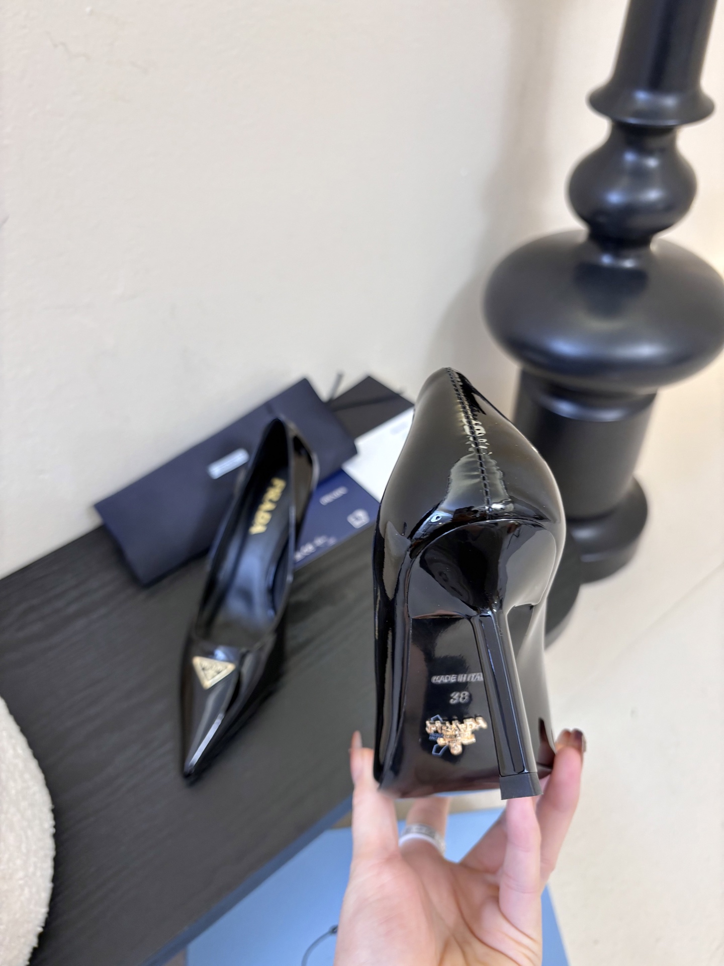 PRAD*25ss 复古三角标尖头小猫跟鞋头处嵌入Prada三角徽标，这是品牌辨识度极高的符号元素，强化