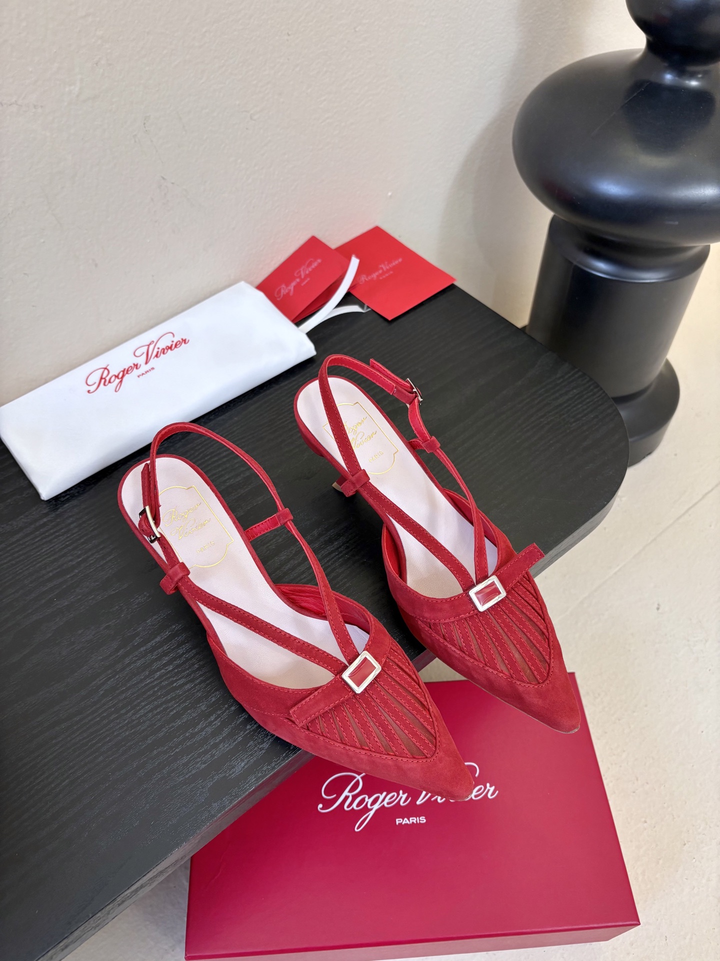 NO:696168,Roger Vivi* 26 new early spring sandals, Virgule diamond buckle high heels with back straps and sandals, a must-have for RV. She looks so beautiful on her feet, right? RV's new kitten heel series, satin surface with exquisite square diamond buckle, super temperamental, so beautiful that it combines sexy and cuteness. I have to say that his family is very good at exquisiteness. Original custom-made leather sole. Material: custom-made original cashmere. Feet imported sheepskin lining.  Size 35-40 (40 customized, non-refundable, high-heeled shoes, roger vivor, sandals, high heels, sheepskin, silk fabric19860909Roger Vivi* 26早春新品凉鞋 Virgule钻扣高跟鞋后袢带凉拖 RV必入款 她上脚也太美了吧 Rv新款小猫跟系列 绸缎面搭配精致方钻扣 超有气质 美到犯规 集性感与可爱于一体不得不说他家太会拿捏精致感了 鞋底原版定制真皮底 材质:定制原版羊绒 垫脚进口羊皮内里 码数35-40码（40定制不退换,高跟鞋单鞋,roger vivier,sandals,high heels,sheepskin,silk fabric,Women's Shoes