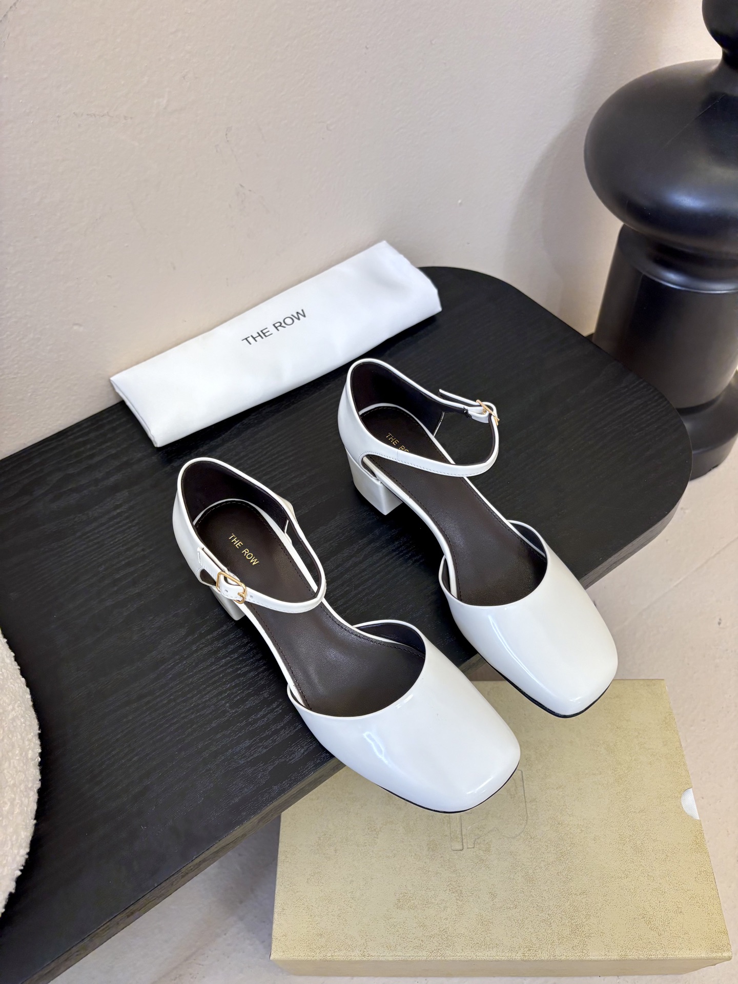 The Row 26春夏新款粗跟圆跟玛丽珍包头圆头中空凉鞋单鞋！据说这是本年度最美丽的玛丽珍奶，法式优雅