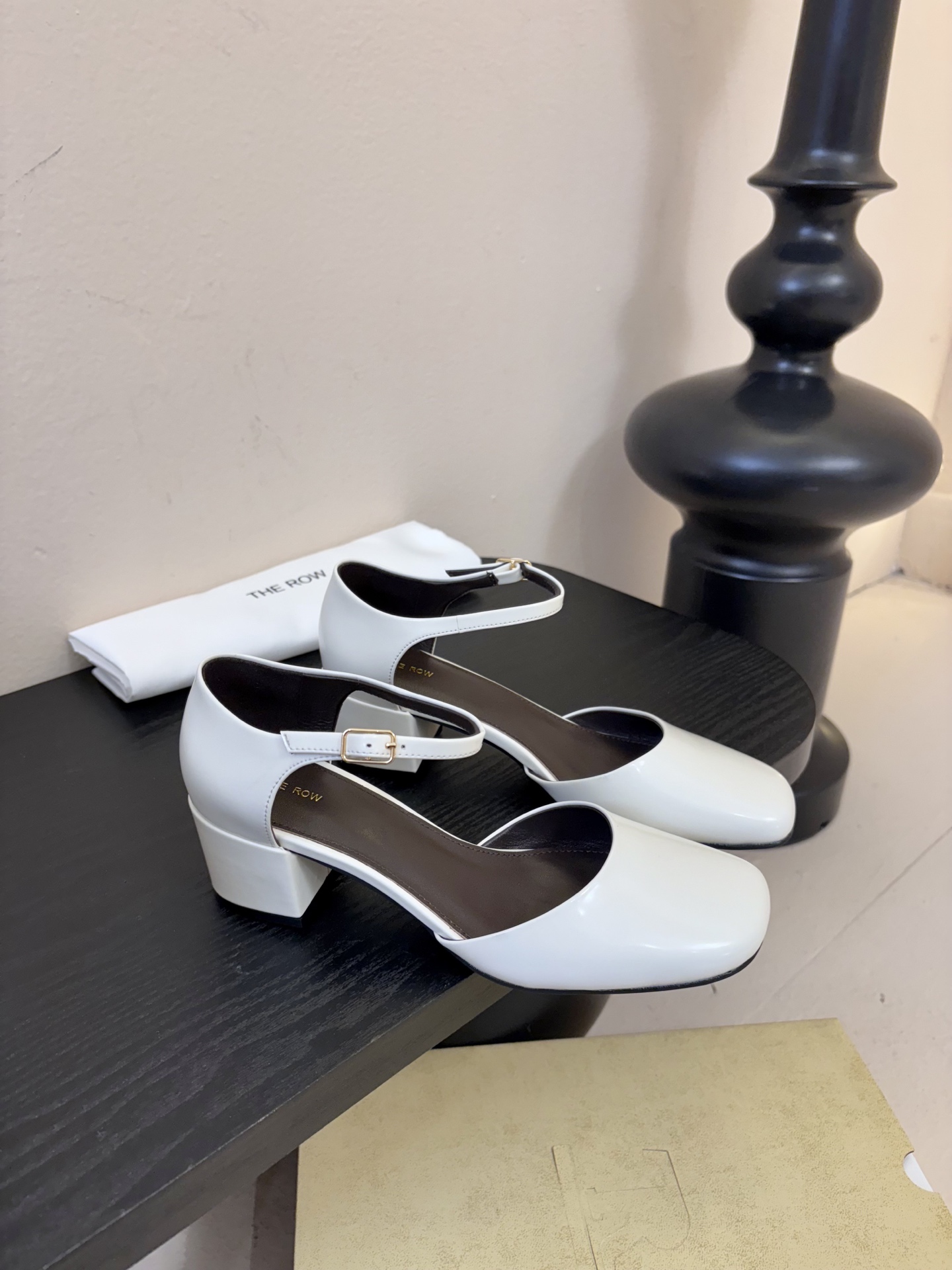 The Row 26春夏新款粗跟圆跟玛丽珍包头圆头中空凉鞋单鞋！据说这是本年度最美丽的玛丽珍奶，法式优雅