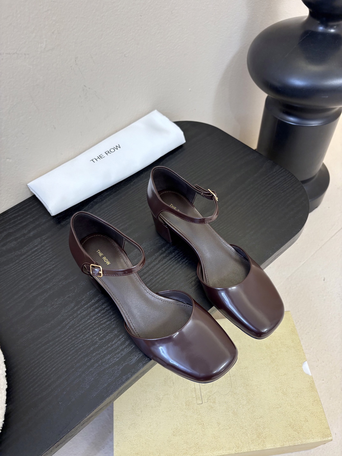 The Row 26春夏新款粗跟圆跟玛丽珍包头圆头中空凉鞋单鞋！据说这是本年度最美丽的玛丽珍奶，法式优雅