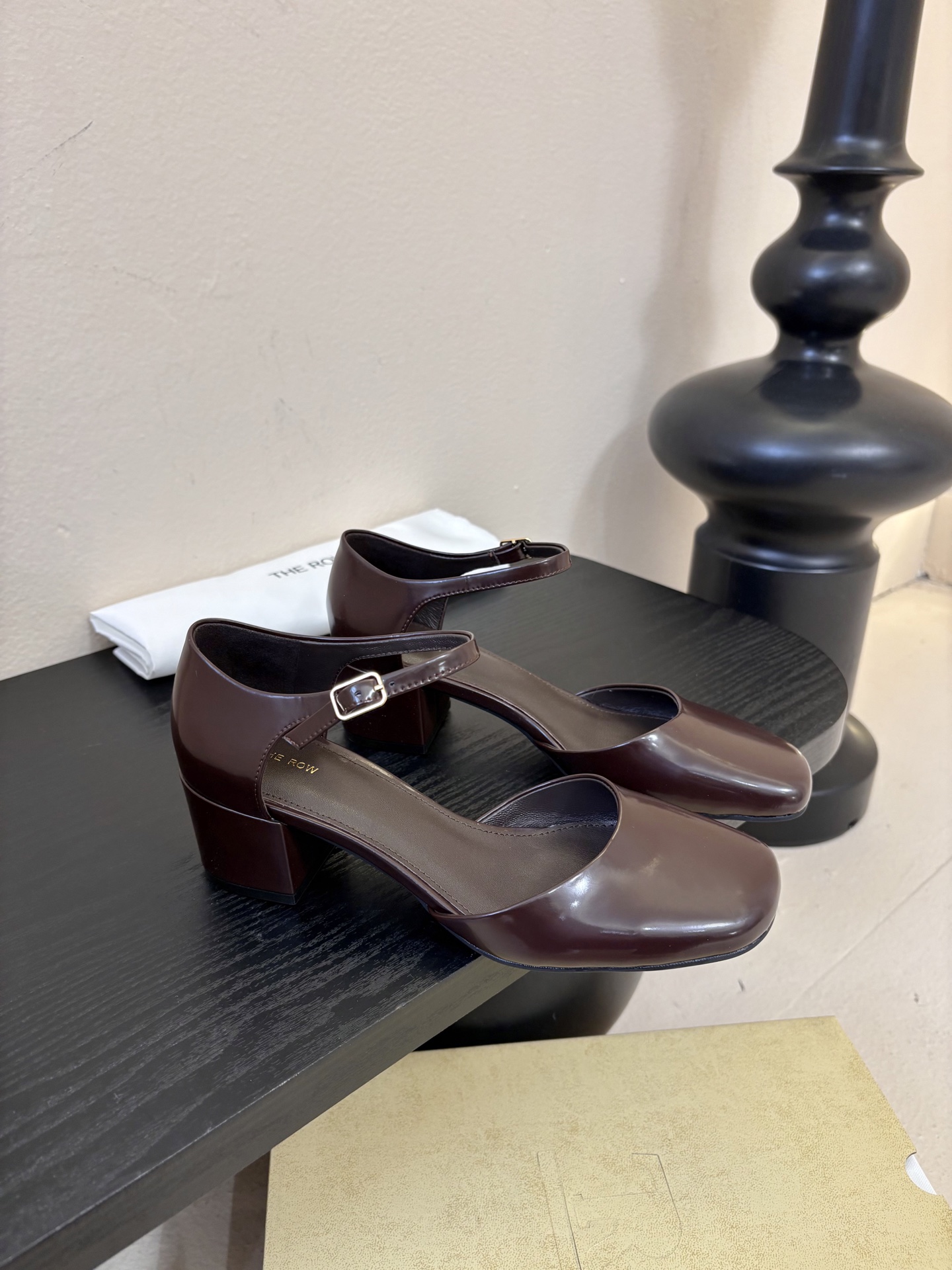 The Row 26春夏新款粗跟圆跟玛丽珍包头圆头中空凉鞋单鞋！据说这是本年度最美丽的玛丽珍奶，法式优雅