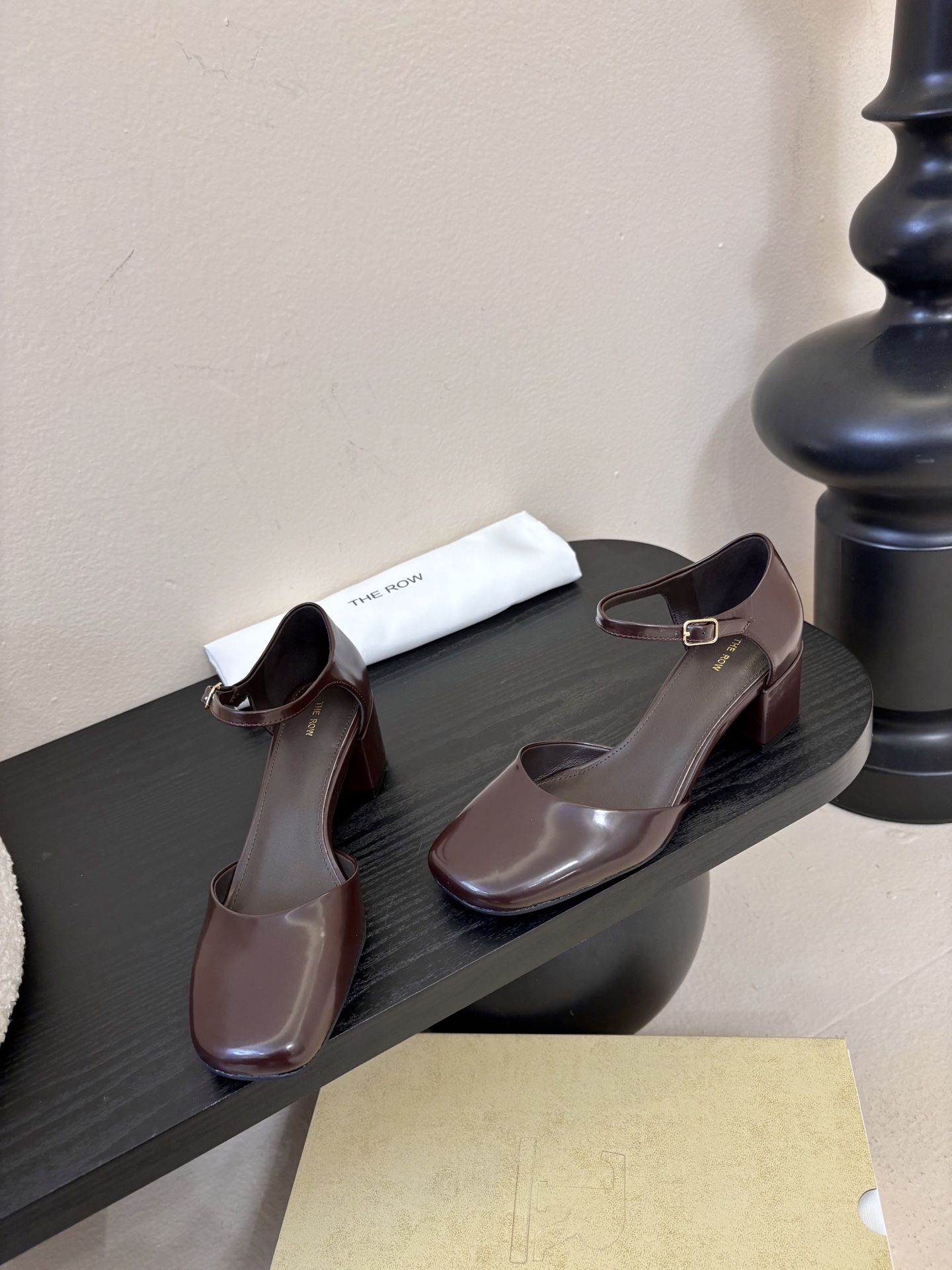 The Row 26春夏新款粗跟圆跟玛丽珍包头圆头中空凉鞋单鞋！据说这是本年度最美丽的玛丽珍奶，法式优雅