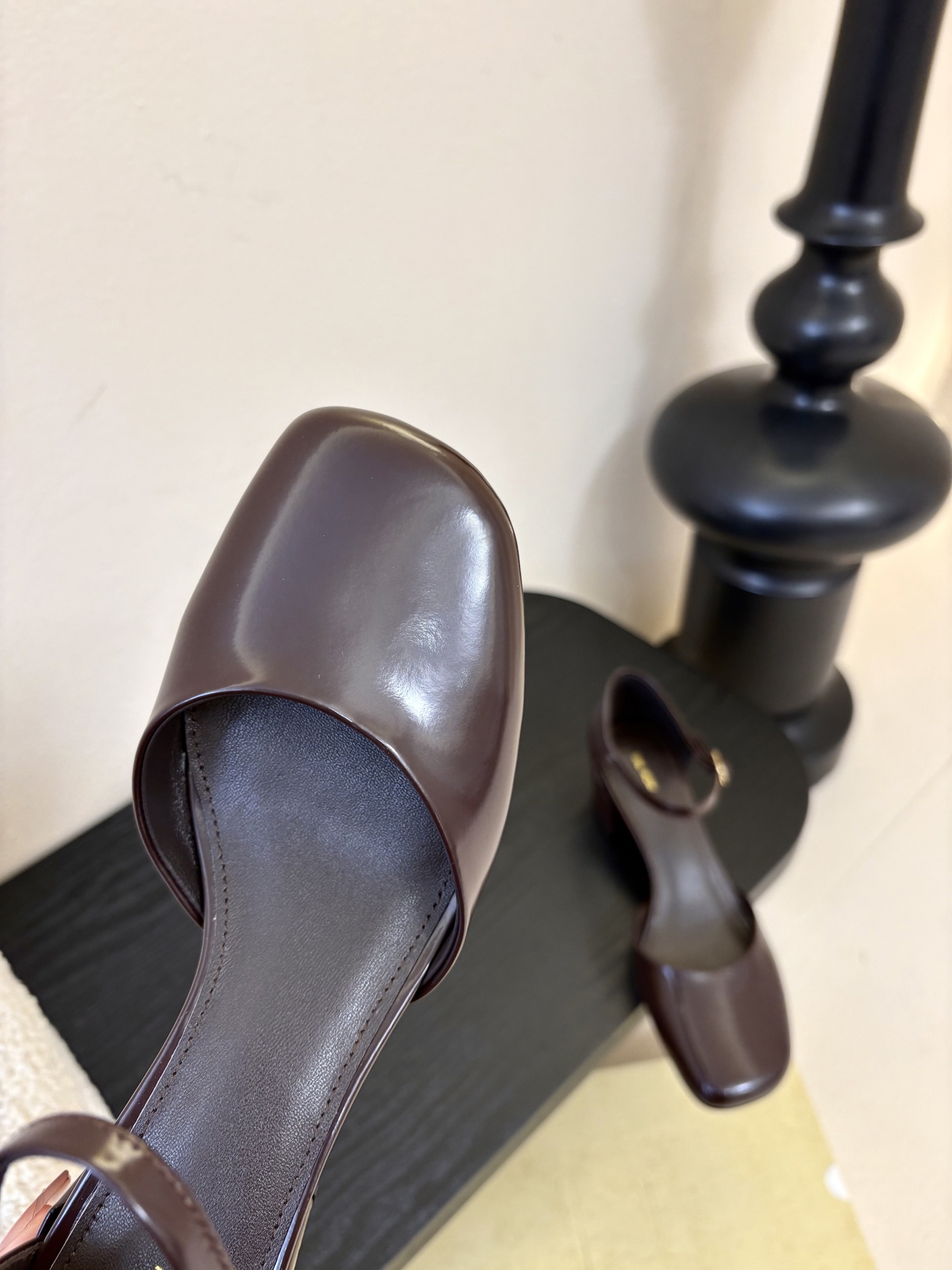 The Row 26春夏新款粗跟圆跟玛丽珍包头圆头中空凉鞋单鞋！据说这是本年度最美丽的玛丽珍奶，法式优雅