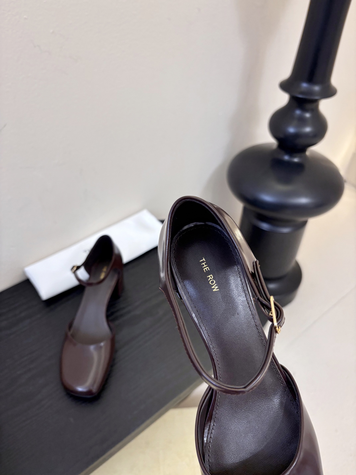 The Row 26春夏新款粗跟圆跟玛丽珍包头圆头中空凉鞋单鞋！据说这是本年度最美丽的玛丽珍奶，法式优雅