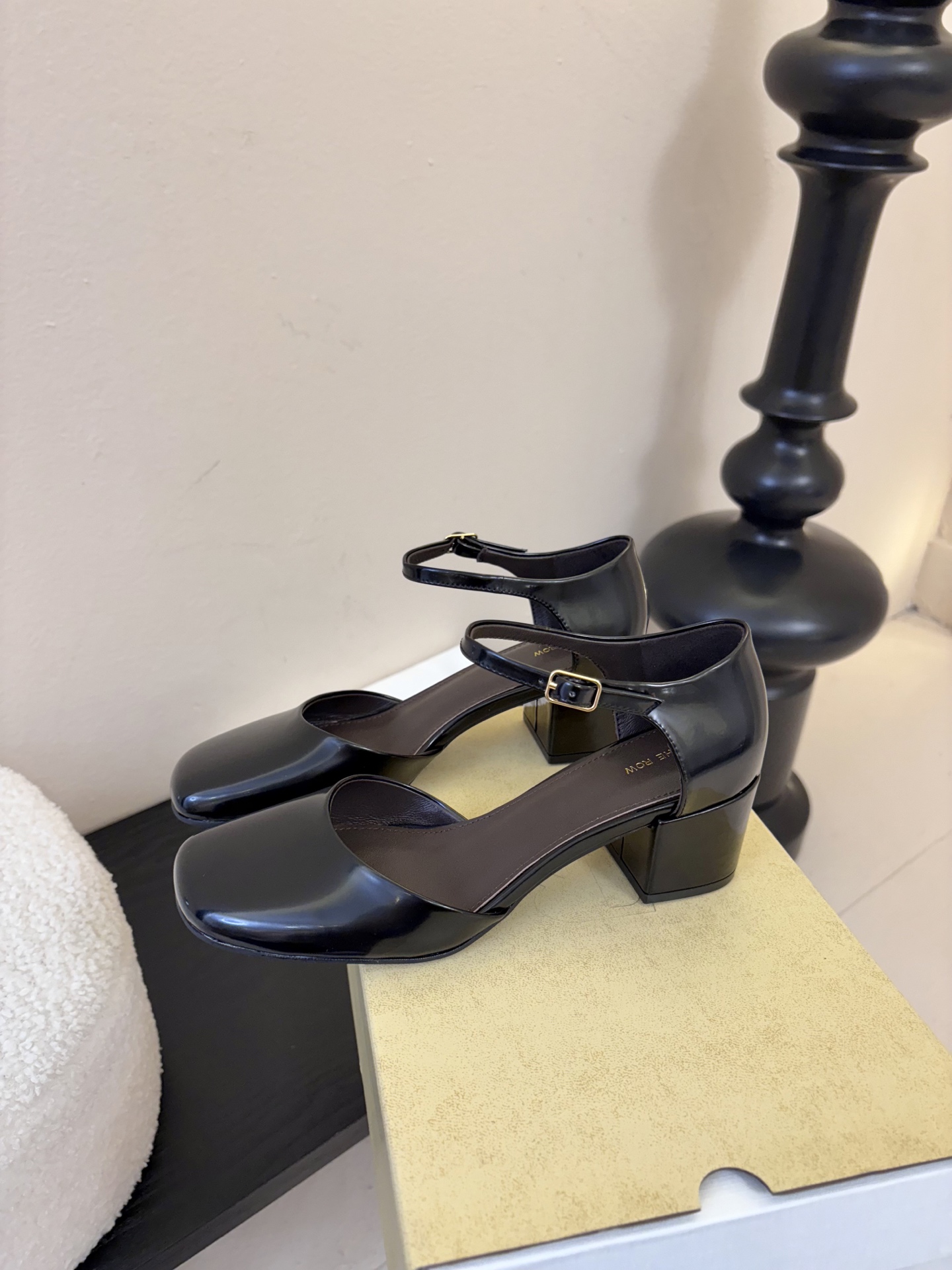 The Row 26春夏新款粗跟圆跟玛丽珍包头圆头中空凉鞋单鞋！据说这是本年度最美丽的玛丽珍奶，法式优雅