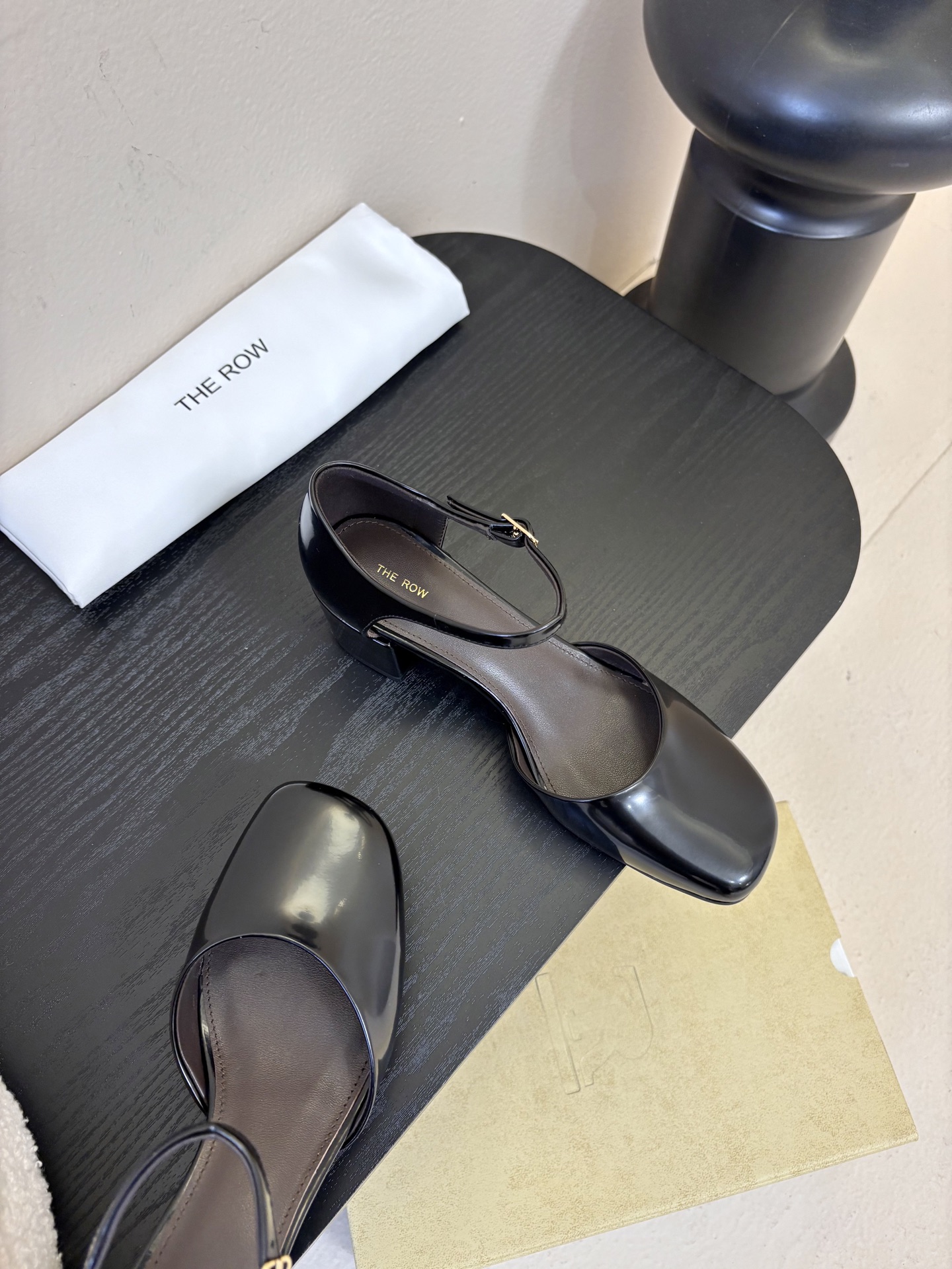 The Row 26春夏新款粗跟圆跟玛丽珍包头圆头中空凉鞋单鞋！据说这是本年度最美丽的玛丽珍奶，法式优雅