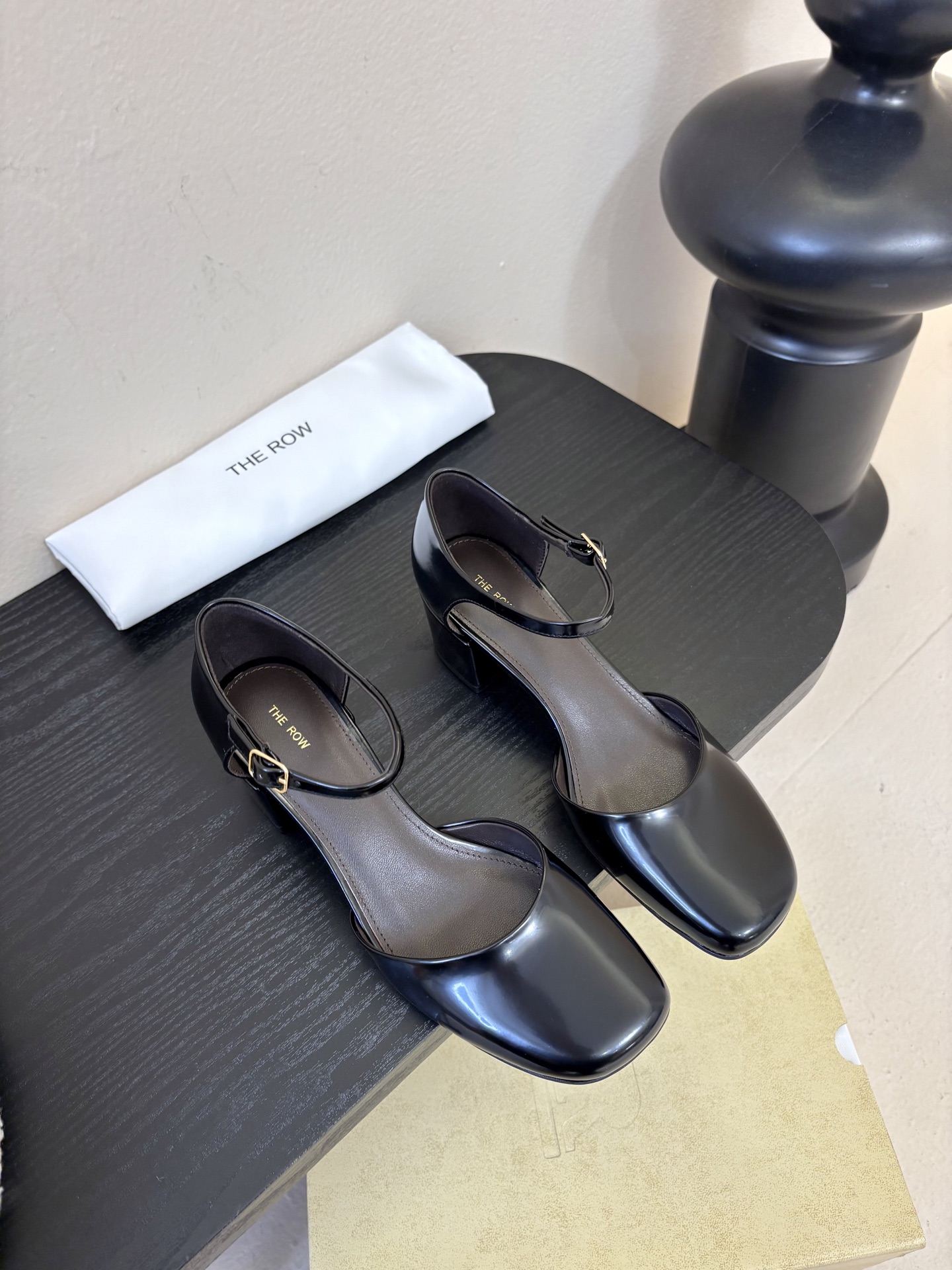 NO:696153,The Row 26 new spring and summer thick heel round heel Mary Jane toe round toe hollow sandals!  It is said that this is the most beautiful Mary Jane milk of the year, with French elegance, high-end and fashionable, salty or sweet, artistic and elegant!  Whether you pair it with a short skirt and shorts and casual pants in the summer, or you pair it with a short skirt and a windbreaker in the autumn and winter, it always looks high-end, full of femininity, and you won’t feel tired when wearing gold heels!  Easy to wear and good-looking. The upper is made of imported open-edge beaded cowhide. The lining is sheepskin. The original molded rubber outsole. Heel height: about 5cm. Size: 35-41 (40 and 41 are customized and non-refundable). Sandals, sandals, mary jane, skirts, shorts, cowhide, sheepskin, gold19860909The Row 26春夏新款粗跟圆跟玛丽珍包头圆头中空凉鞋单鞋！ 据说这是本年度最美丽的玛丽珍奶,法式优雅气质在线、高级又时髦,可盐可甜,文艺又气质！无论是夏天配短裙配短裤休闲裤,还是秋冬配短裙配风衣,都是妥妥的高级感,女人味爆满,黄金跟高穿着不累！好穿又好看 鞋面采用进口开边珠牛皮 内里垫脚羊皮 原版开模橡胶大底 跟高:约5cm 码数:35-41（40 41定做不退换）,凉鞋,sandals,mary jane,skirts,shorts,cowhide,sheepskin,gold,Women's Shoes