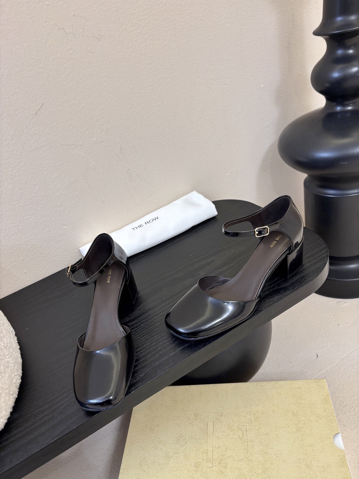 The Row 26春夏新款粗跟圆跟玛丽珍包头圆头中空凉鞋单鞋！据说这是本年度最美丽的玛丽珍奶，法式优雅