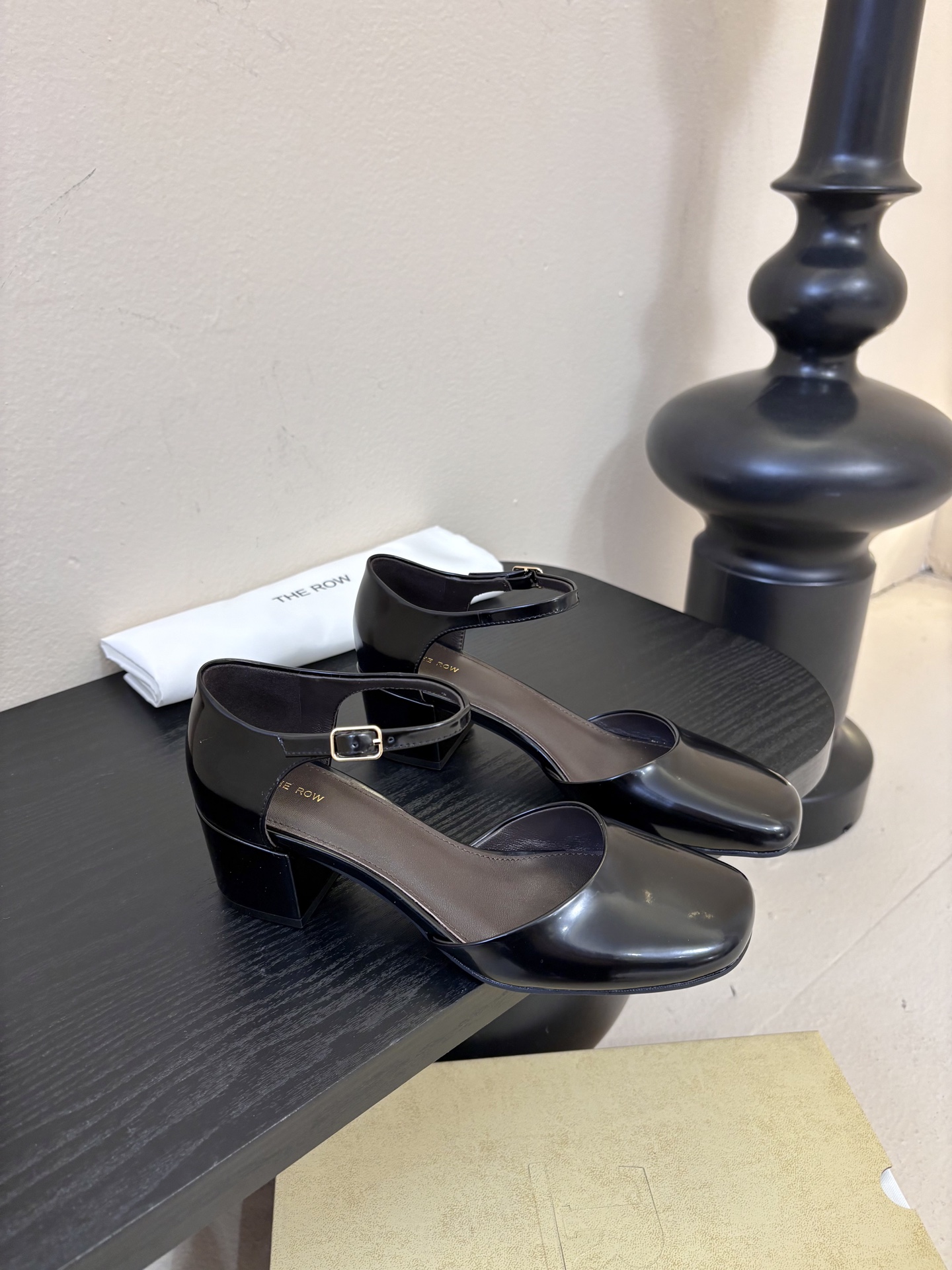 The Row 26春夏新款粗跟圆跟玛丽珍包头圆头中空凉鞋单鞋！据说这是本年度最美丽的玛丽珍奶，法式优雅