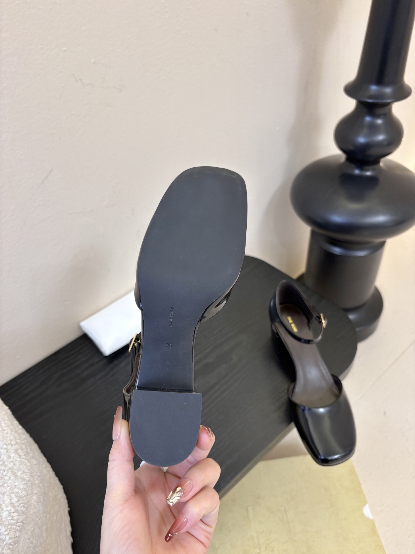 The Row 26春夏新款粗跟圆跟玛丽珍包头圆头中空凉鞋单鞋！据说这是本年度最美丽的玛丽珍奶，法式优雅