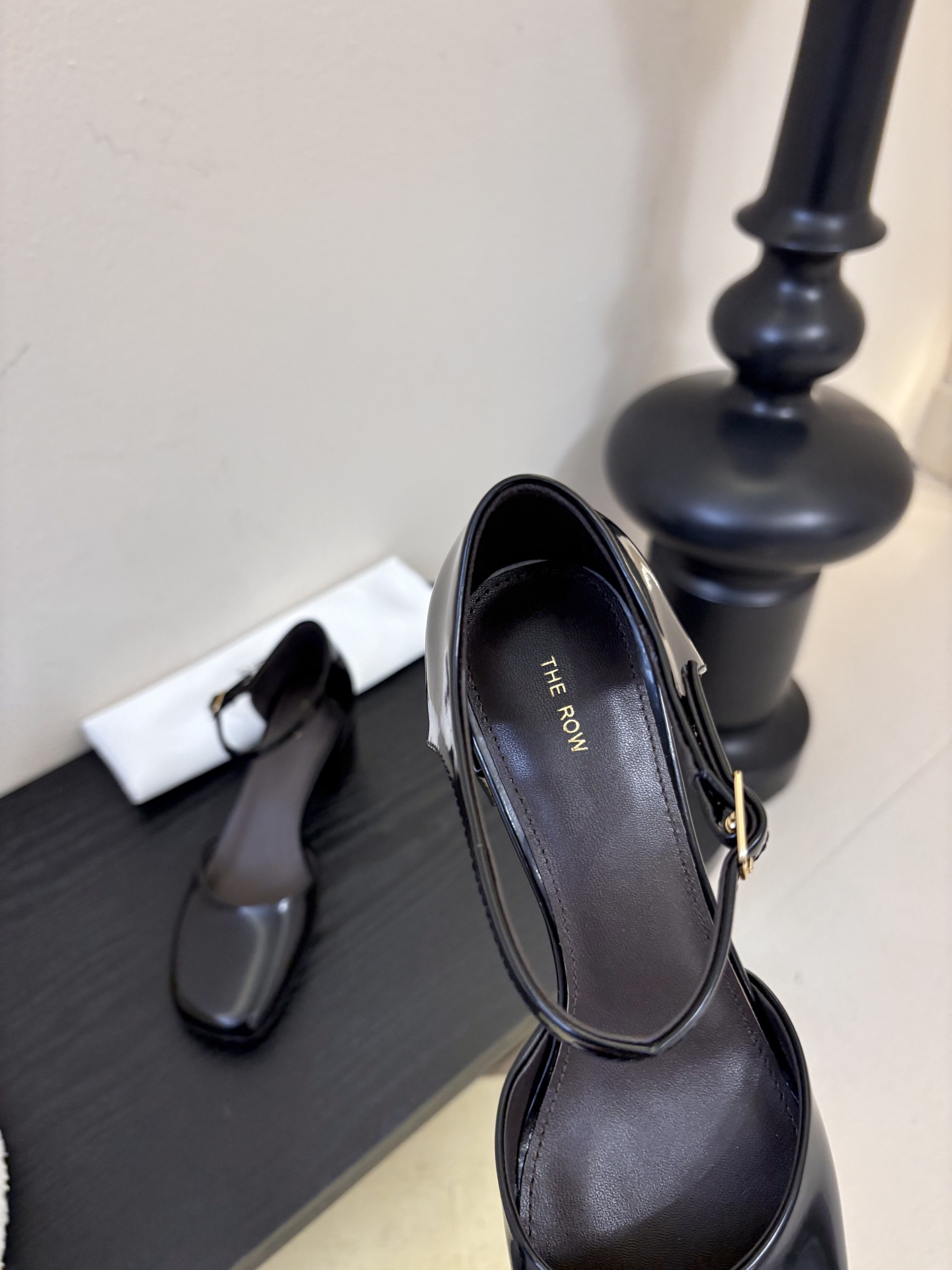 The Row 26春夏新款粗跟圆跟玛丽珍包头圆头中空凉鞋单鞋！据说这是本年度最美丽的玛丽珍奶，法式优雅