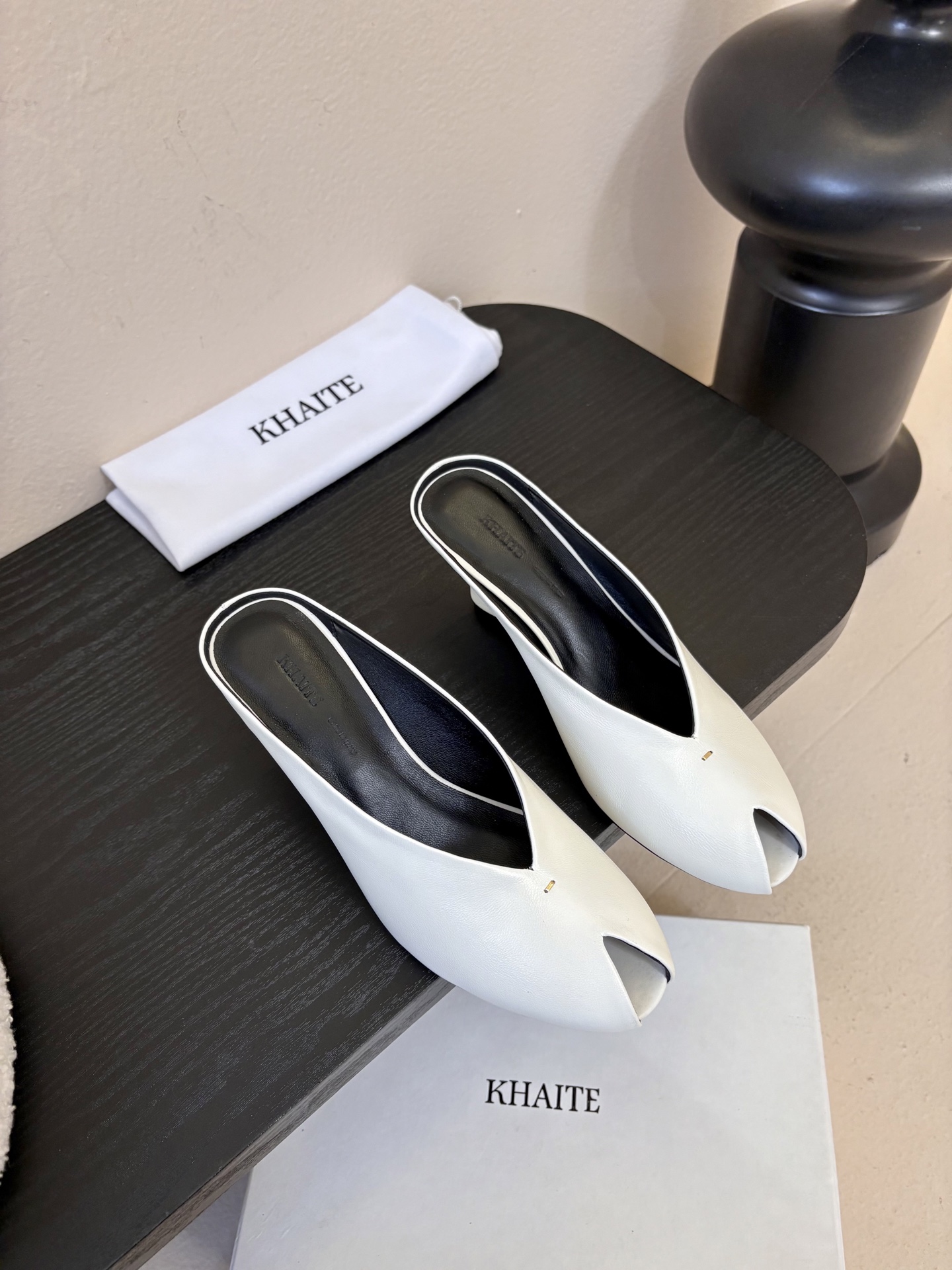 Khatie 2026春夏新款复古鱼嘴异形跟穆勒鞋包头高跟半拖鞋坡跟凉拖鞋异形跟穆勒鞋｜极简主义的先锋表