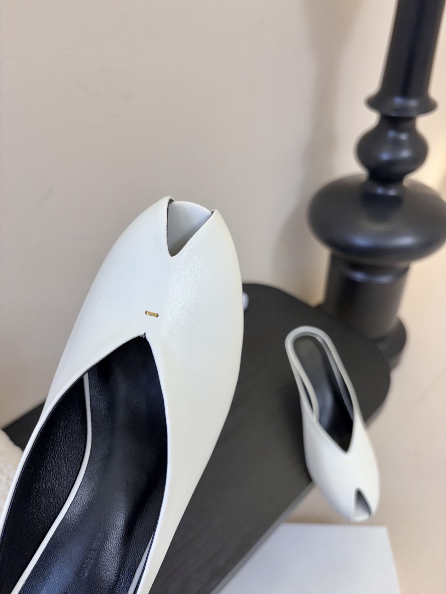 Khatie 2026春夏新款复古鱼嘴异形跟穆勒鞋包头高跟半拖鞋坡跟凉拖鞋异形跟穆勒鞋｜极简主义的先锋表