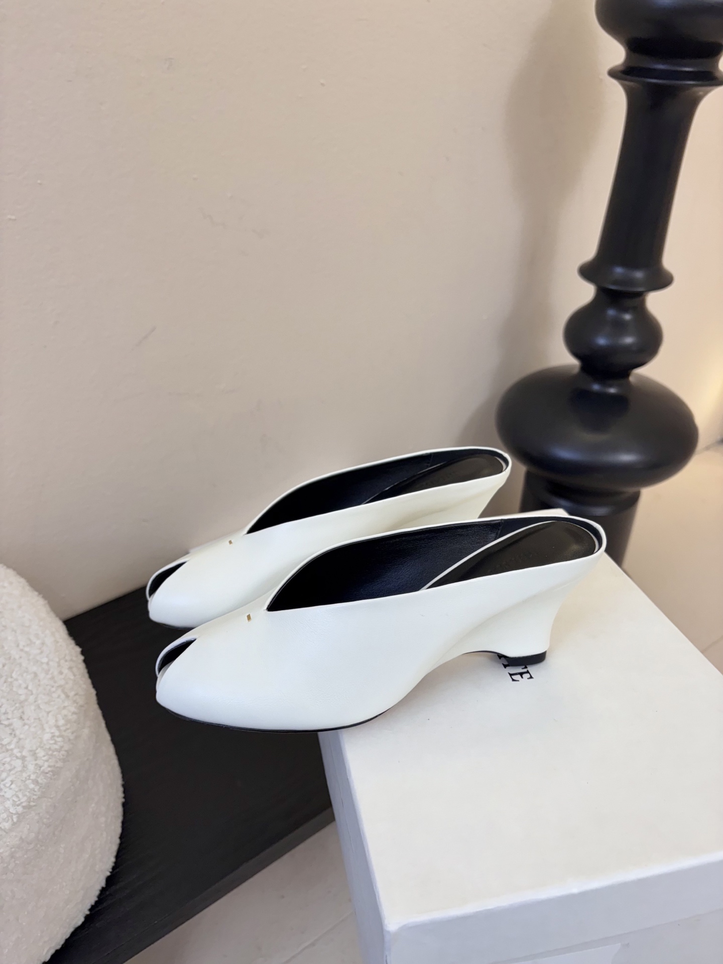 Khatie 2026春夏新款复古鱼嘴异形跟穆勒鞋包头高跟半拖鞋坡跟凉拖鞋异形跟穆勒鞋｜极简主义的先锋表