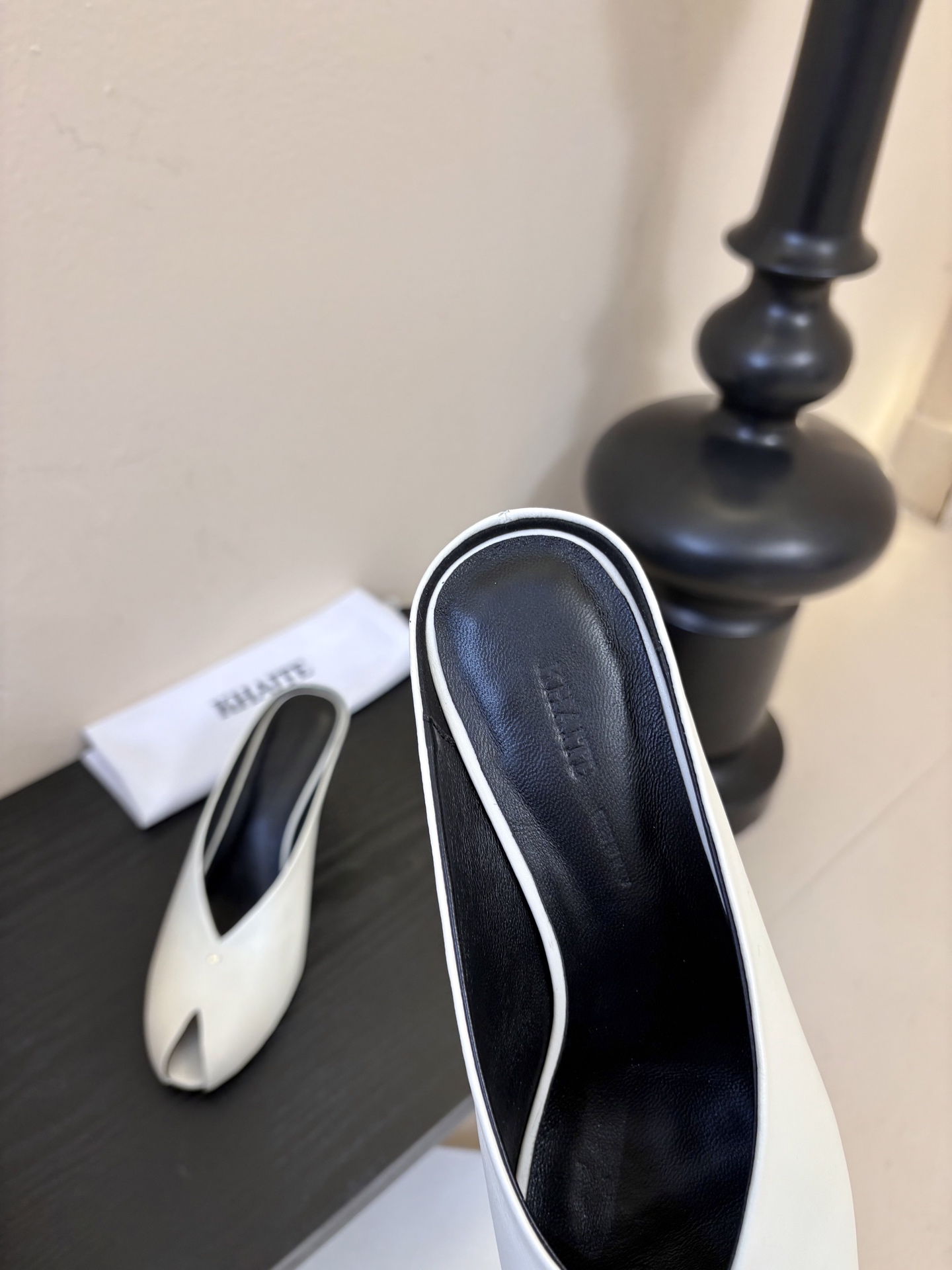 Khatie 2026春夏新款复古鱼嘴异形跟穆勒鞋包头高跟半拖鞋坡跟凉拖鞋异形跟穆勒鞋｜极简主义的先锋表