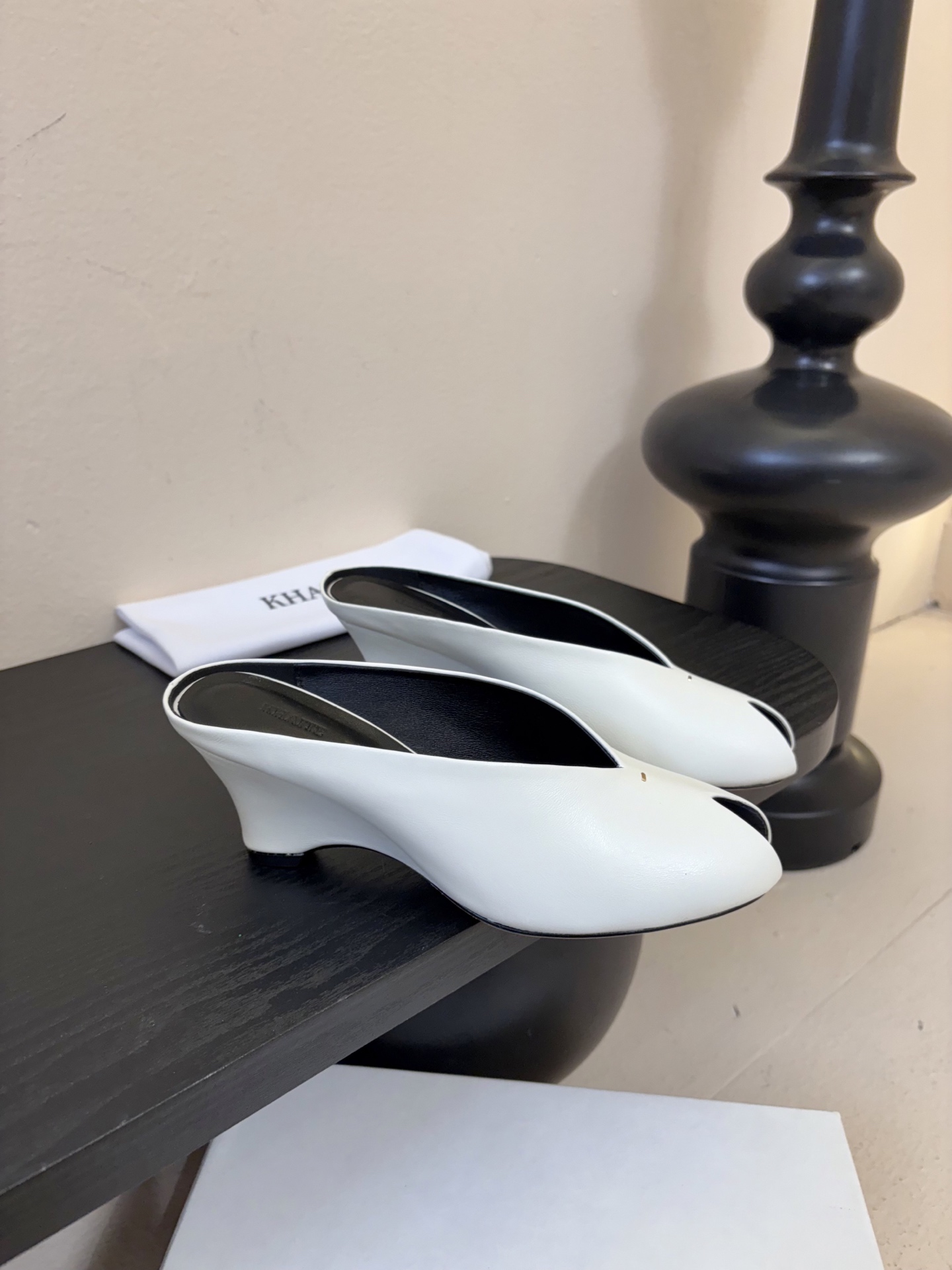 Khatie 2026春夏新款复古鱼嘴异形跟穆勒鞋包头高跟半拖鞋坡跟凉拖鞋异形跟穆勒鞋｜极简主义的先锋表