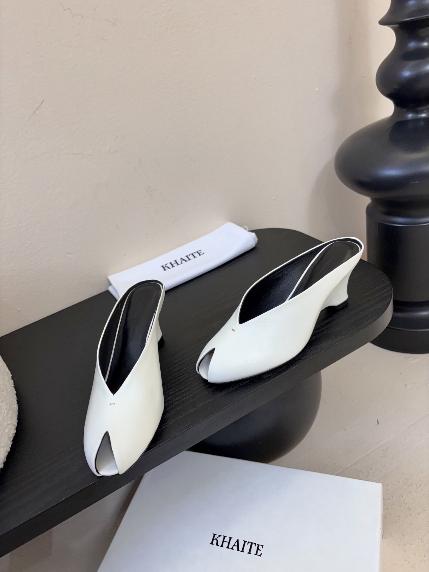 Khatie 2026春夏新款复古鱼嘴异形跟穆勒鞋包头高跟半拖鞋坡跟凉拖鞋异形跟穆勒鞋｜极简主义的先锋表