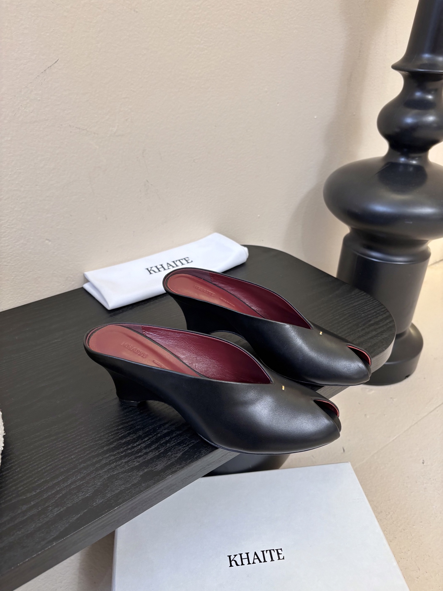 Khatie 2026春夏新款复古鱼嘴异形跟穆勒鞋包头高跟半拖鞋坡跟凉拖鞋异形跟穆勒鞋｜极简主义的先锋表