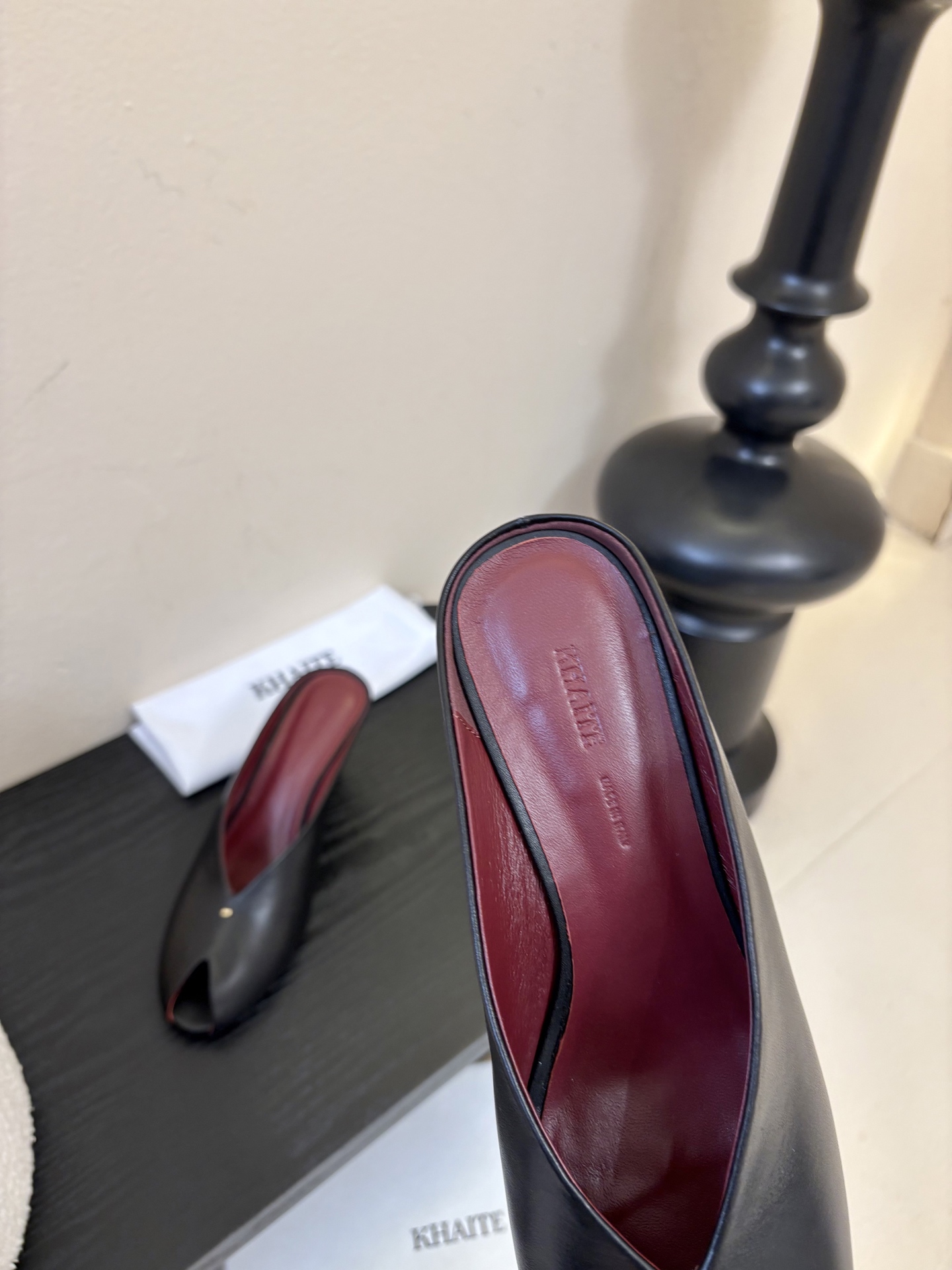 Khatie 2026春夏新款复古鱼嘴异形跟穆勒鞋包头高跟半拖鞋坡跟凉拖鞋异形跟穆勒鞋｜极简主义的先锋表