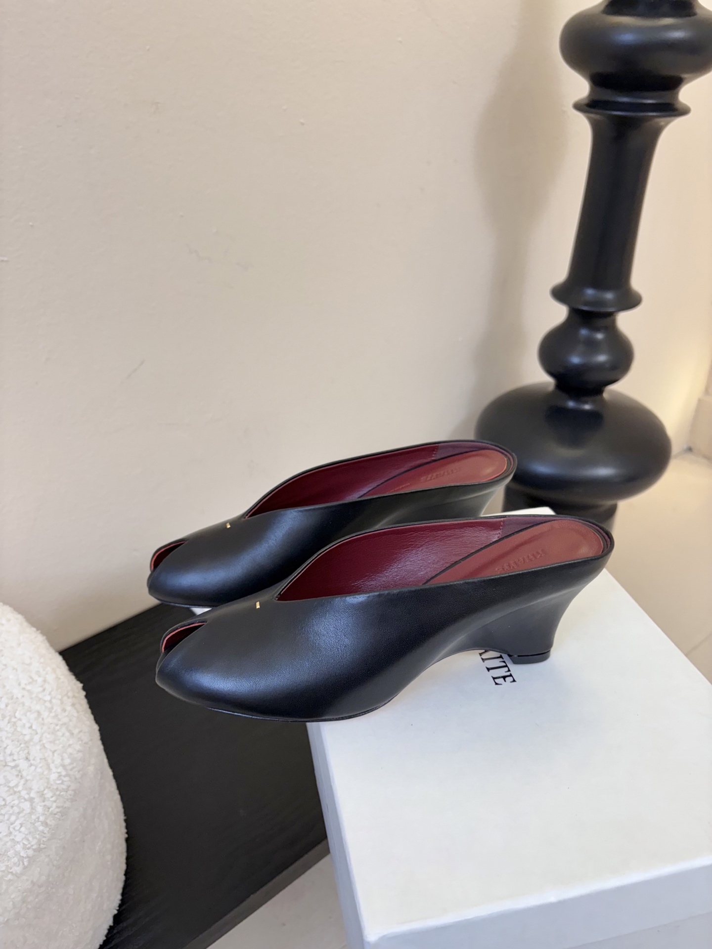 Khatie 2026春夏新款复古鱼嘴异形跟穆勒鞋包头高跟半拖鞋坡跟凉拖鞋异形跟穆勒鞋｜极简主义的先锋表