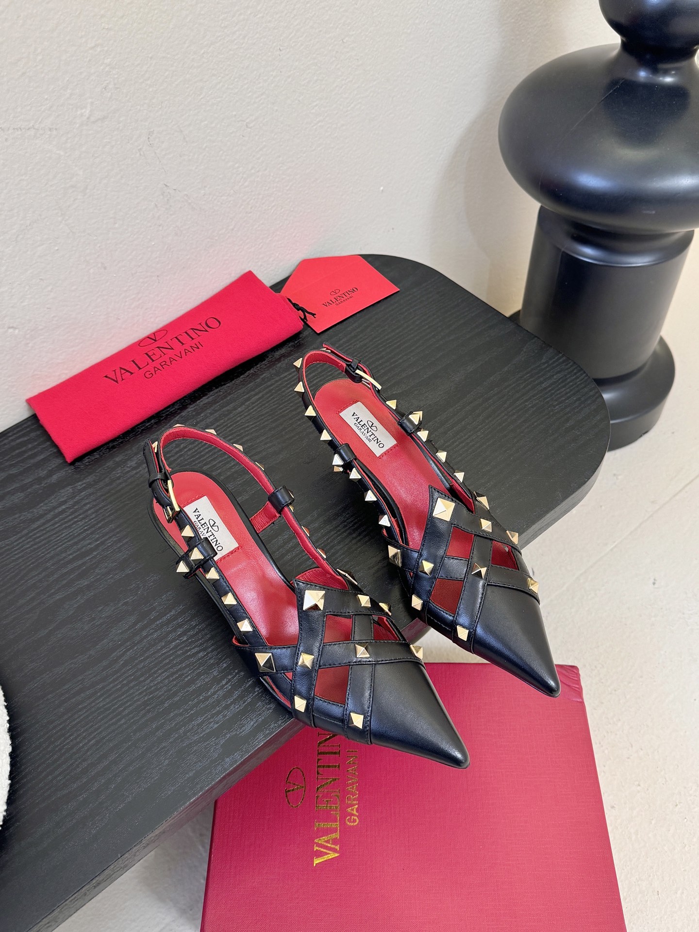 NO:705742,Valentino VALENTINO 26 spring and summer heavy industry series VLOGO SIGNATURE high heels. Authentic replica material: imported sheepskin, padding sheepskin, Italian genuine leather outsole. Heel height: 6.5cm, size 35-39 4041 customization, high heels and sandals, valentino, valentino, sandals, high heels, sheepskin, Leather soles19860909华伦天奴VALENTINO 26春夏重工系列VLOGO SIGNATURE高跟鞋 正品复刻材质:进口羊皮 垫脚羊皮 意大利真皮大底 跟高:6.5cm 尺码35-39 4041定制,高跟鞋凉鞋,valentino,valentino,sandals,high heels,sheepskin,Leather soles,Women's Shoes