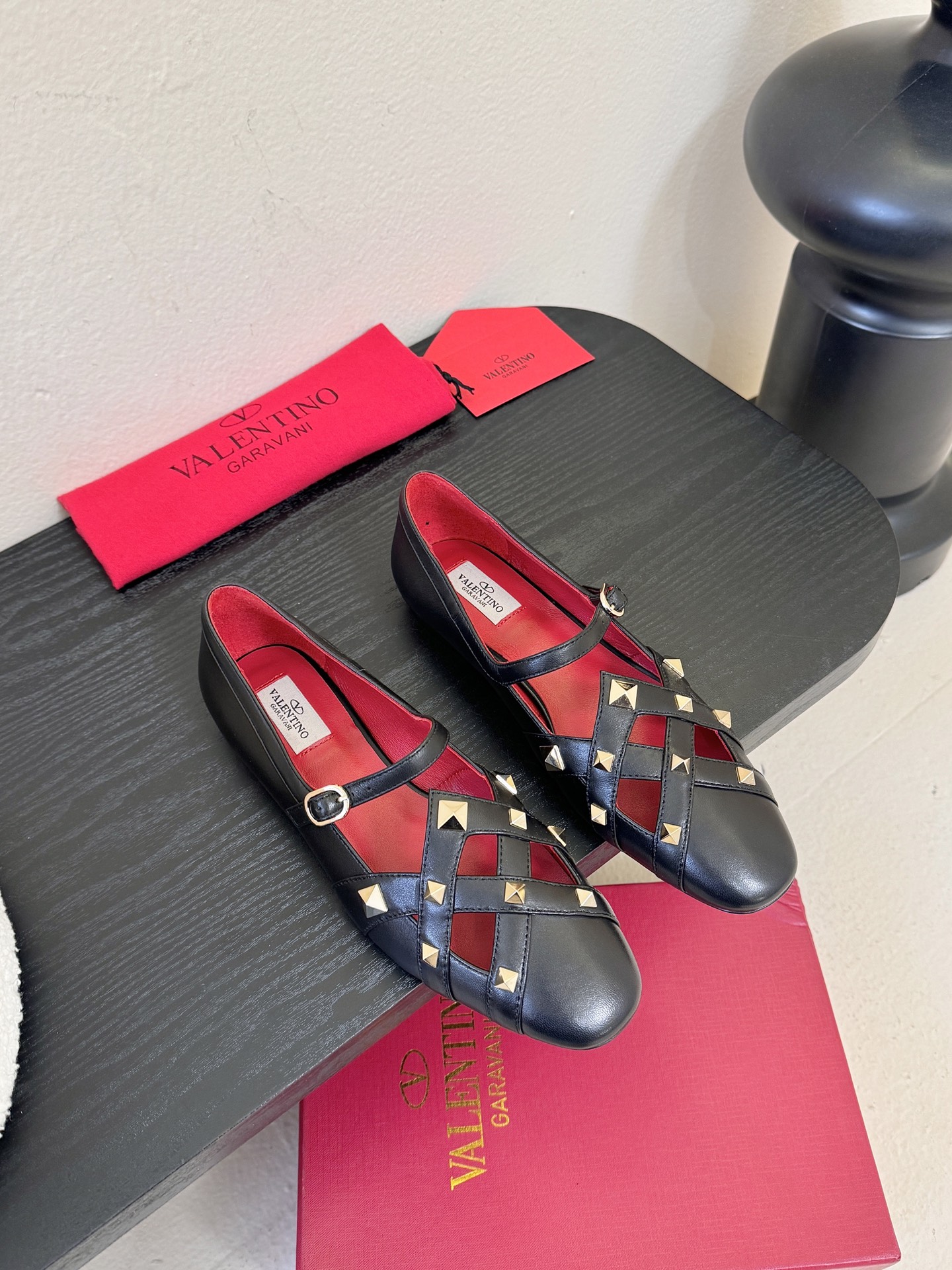 NO:705740,Valentino VALENTINO 26 spring and summer heavy industry series VLOGO SIGNATURE high heels. Authentic replica material: imported sheepskin, padding sheepskin, Italian genuine leather outsole. Heel height: 1cm, size 35-39, 4041 customization, ballet shoes, valentino, valentino, high heels, sheepskin, Leather soles19860909华伦天奴VALENTINO 26春夏重工系列VLOGO SIGNATURE高跟鞋 正品复刻材质:进口羊皮 垫脚羊皮 意大利真皮大底 跟高:1cm 尺码35-39 4041定制,芭蕾舞鞋,valentino,valentino,high heels,sheepskin,Leather soles,Women's Shoes