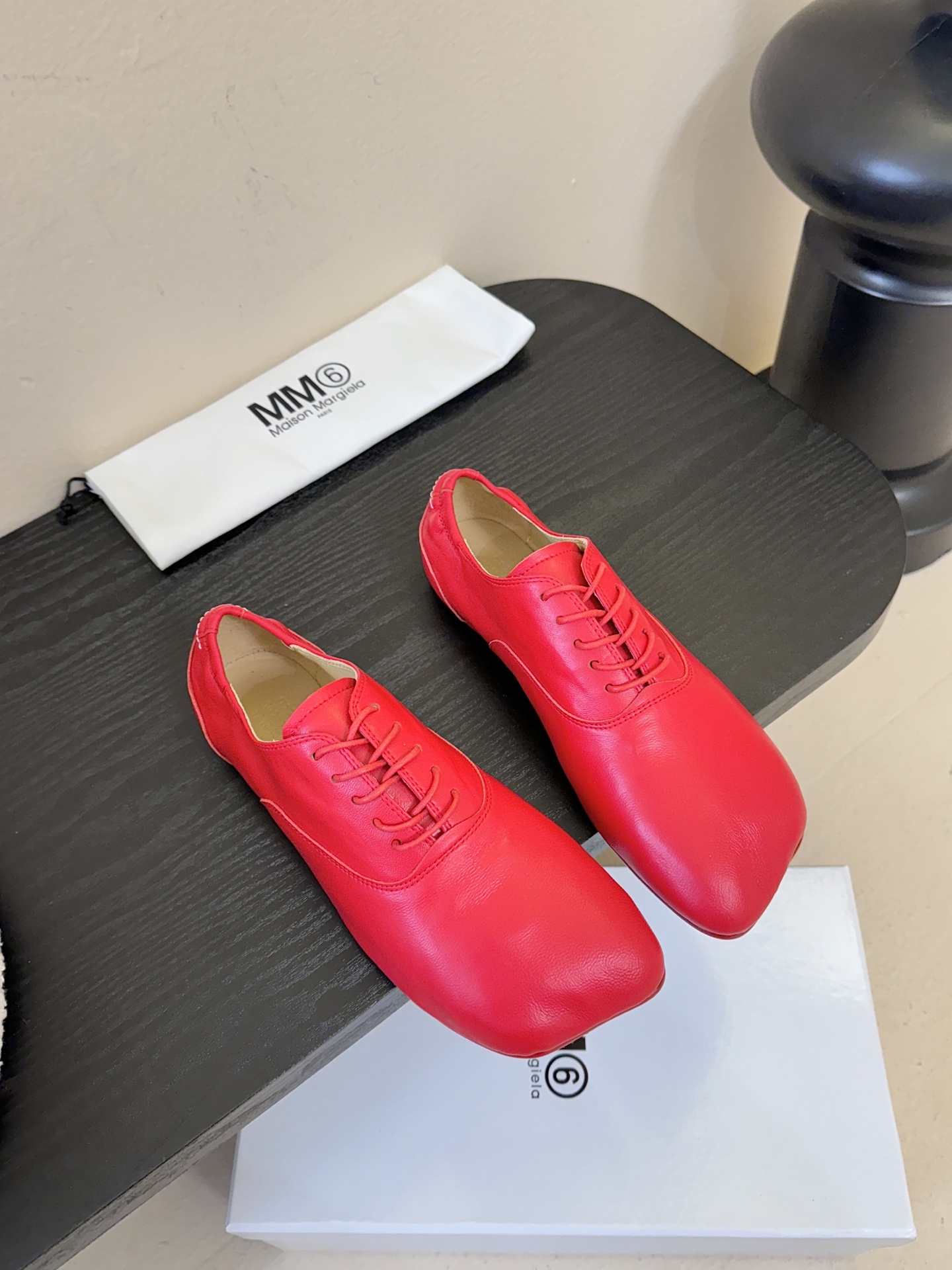 NO:705738,Paired with the airplane case, the new MM6 granny shoes are a very, very comfortable, soft-soled, soft-surface, all-purpose shoe. The upper and inside of the shoe are made of unmodified water-dyed sheepskin. A layer of latex is laid under the midsole, which is quite comfortable when walking. The code number is 35-39. 4041 customization, single shoes, masion margiela, sheepskin19860909搭配飞机盒 MM6新款奶奶鞋 是一款非常非常舒适的软底软面的万能搭的鞋子 鞋面鞋里都采用了无任何修饰的水染羊皮. 中底垫脚下面铺了一层乳胶、走起路来相当舒适、Q弹Q弹的 码数35-39 4041定制,单鞋,masion margiela,sheepskin,Women's Shoes