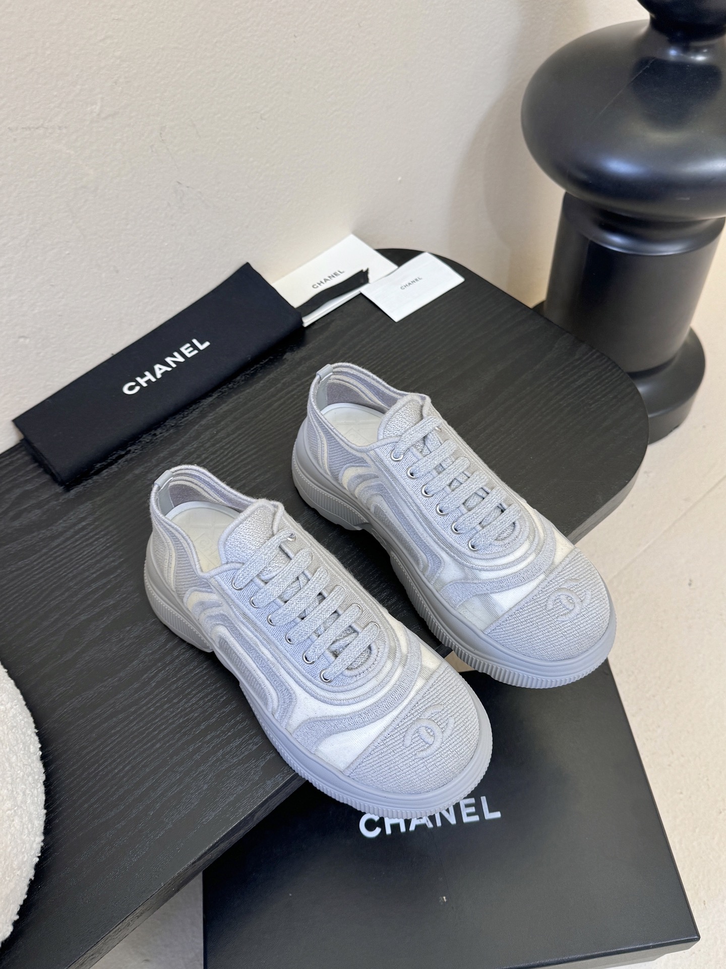 NO:705735,Chane* thick-soled breathable color-blocked canvas sneakers are embedded with Chanel's classic double-C embroidery logo on the toe, which is highly recognizable. They adopt a simple lace-up style and a round toe silhouette, which combines a casual feel with the brand's classic aesthetics. They are available in pure white, black and white color-blocking colors, and are versatile in style and in line with the brand's simple and luxurious tone.  The upper and outsole are connected by hand stitching, with smooth and tidy lines and exquisite details. The insole is thickened, which not only improves comfort, but also has a slight heightening effect. Mesh embroidery on the upper, sheepskin lining, original molded outsole, increased by 5cm, size 35-40 (40 size customization is not returnable), casual shoes/sports shoes, chanel, chanel, sneakers, sheepskin19860909Chane*厚底透气拼色帆布运动鞋 鞋头处嵌有香奈儿经典的双C刺绣logo,辨识度极高；采用简约的系带款式,搭配圆头廓形,兼具休闲感与品牌经典美学；纯白、黑白拼色等配色,风格百搭且契合品牌简约奢华的调性. 鞋面与大底通过手工缝线连接,走线平顺整齐,细节处理考究.鞋垫做加厚处理,不仅提升舒适度,还能起到轻微增高的效果. 鞋面网布绣花 内里羊皮 大底原版开模大底 增高5cm size35-40码（40码定制不退换）,休闲鞋/运动鞋,chanel,chanel,sneakers,sheepskin,Women's Shoes