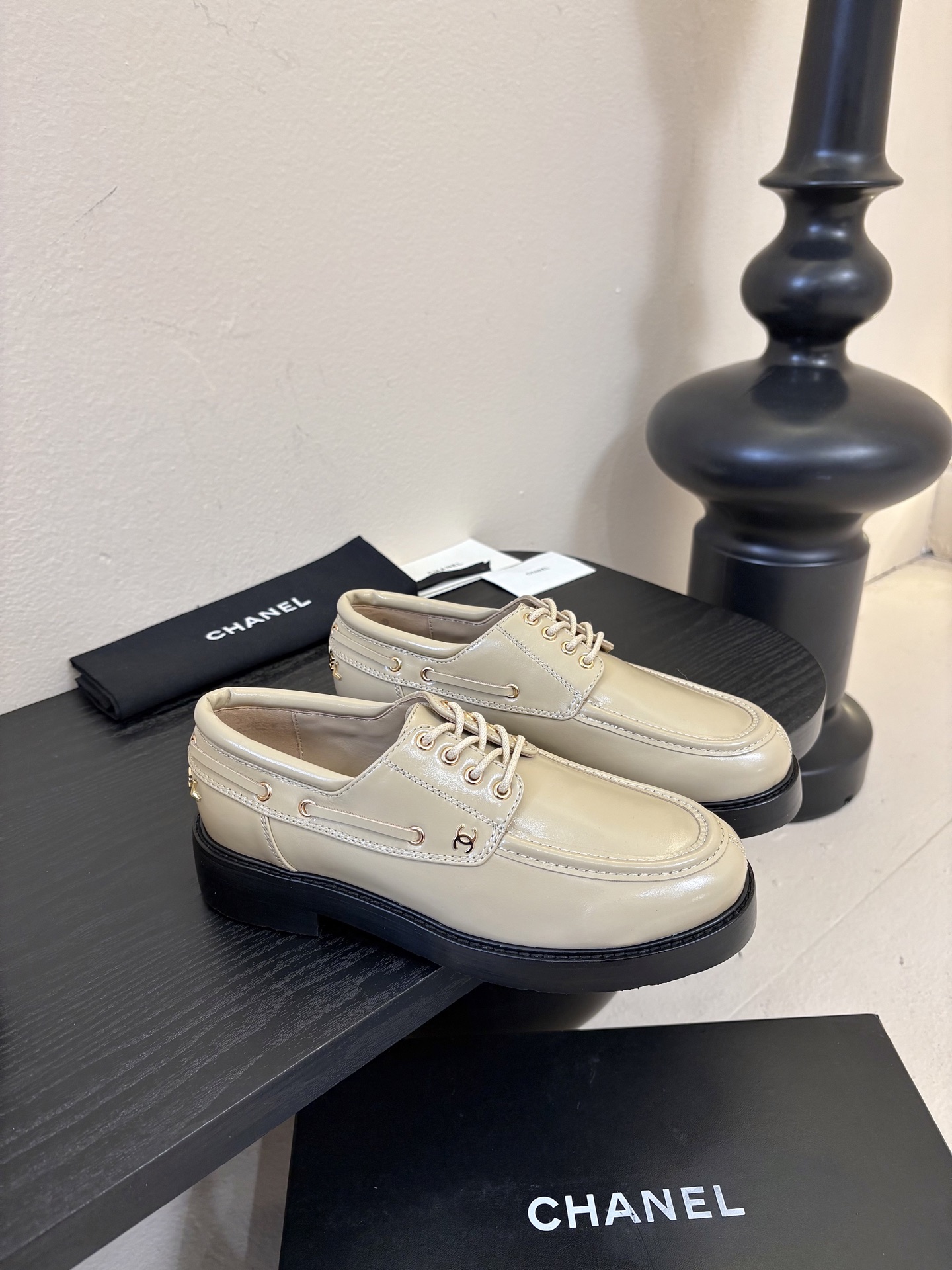 2026小香Chanel 26C春夏新款 经典双C扣穿带乐福鞋 复古系带字母五金扣厚底小皮鞋鞋子侧边装饰