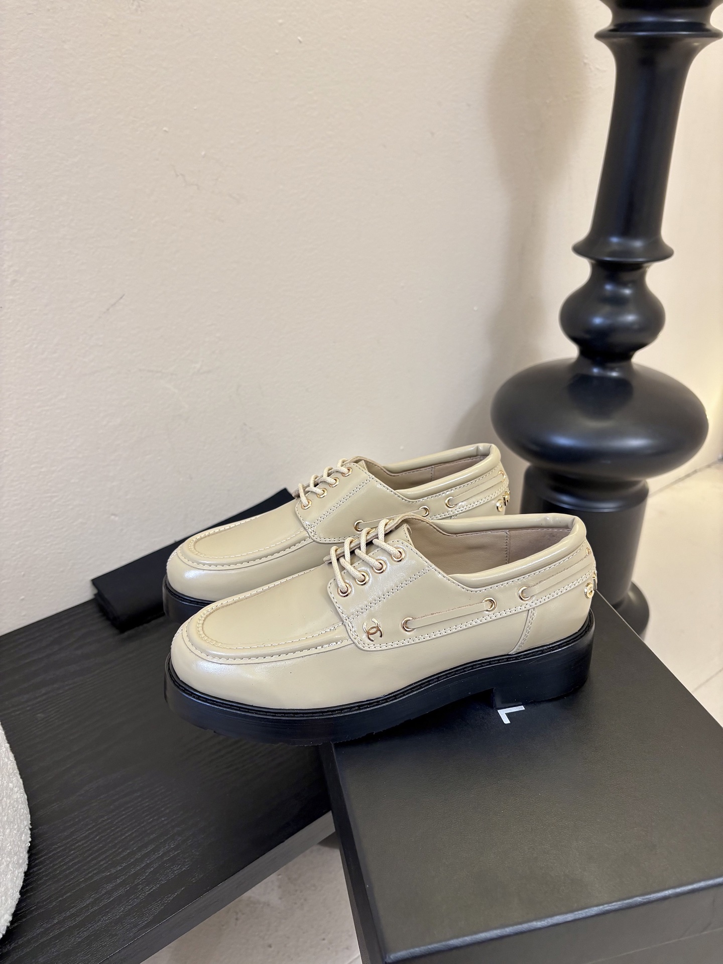 2026小香Chanel 26C春夏新款 经典双C扣穿带乐福鞋 复古系带字母五金扣厚底小皮鞋鞋子侧边装饰